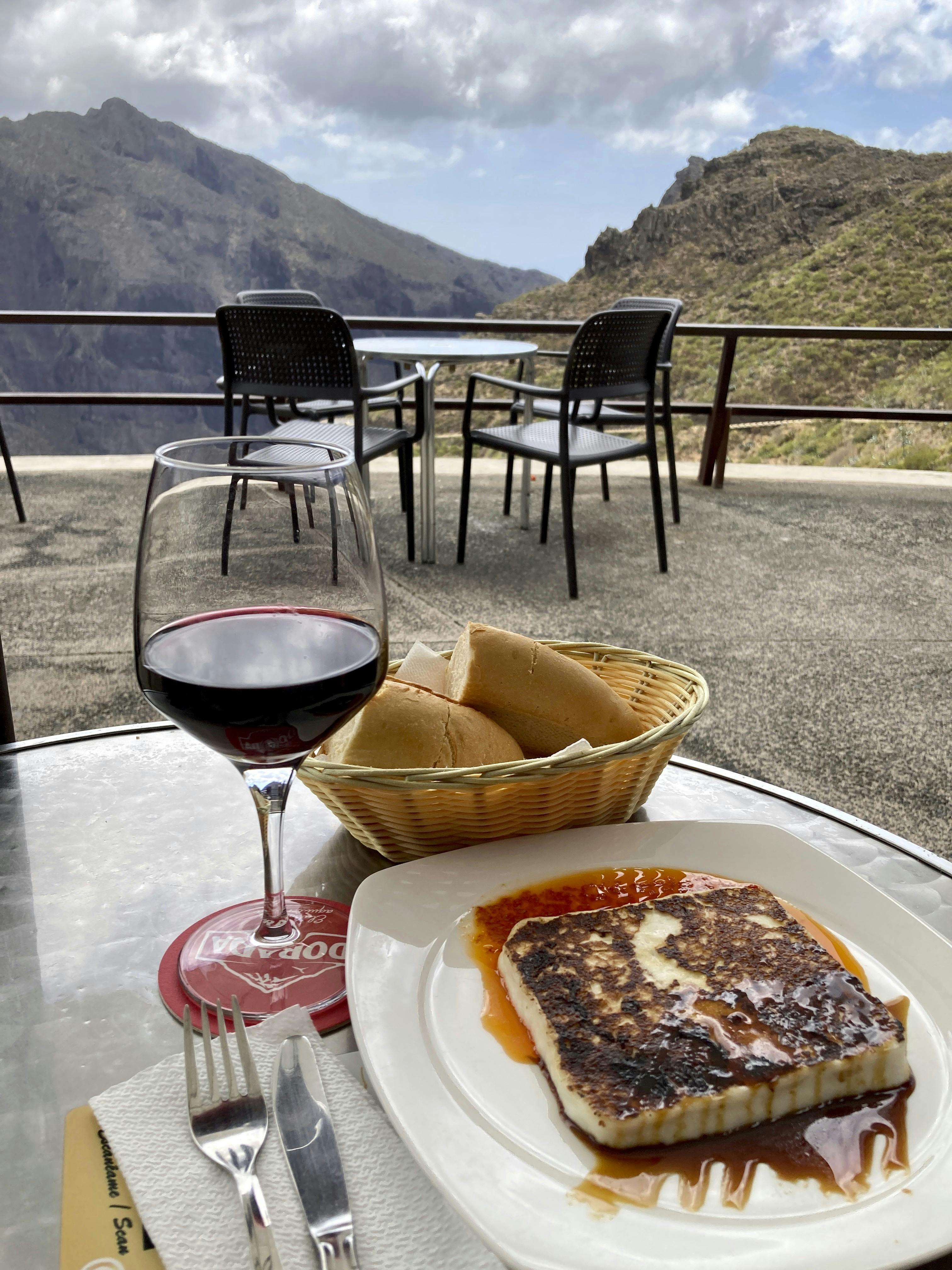 Mirador La Cruz de Hilda-caféen tilbyder en flot udsigt nord for Masca på Teno-halvøen. Godt sted til frokoststop.