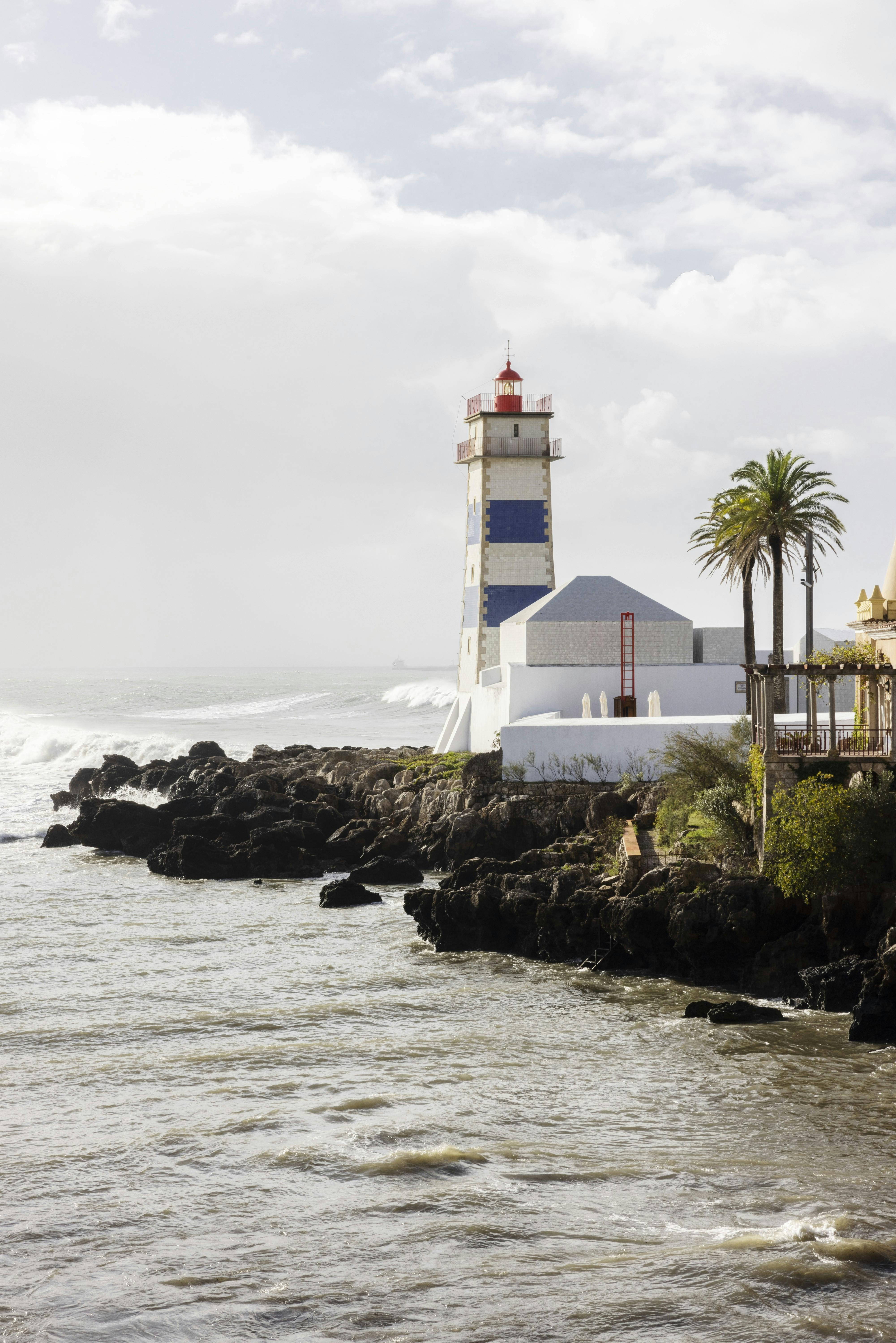 En halv time vest for Lissabon ligger den eksklusive badeby Cascais