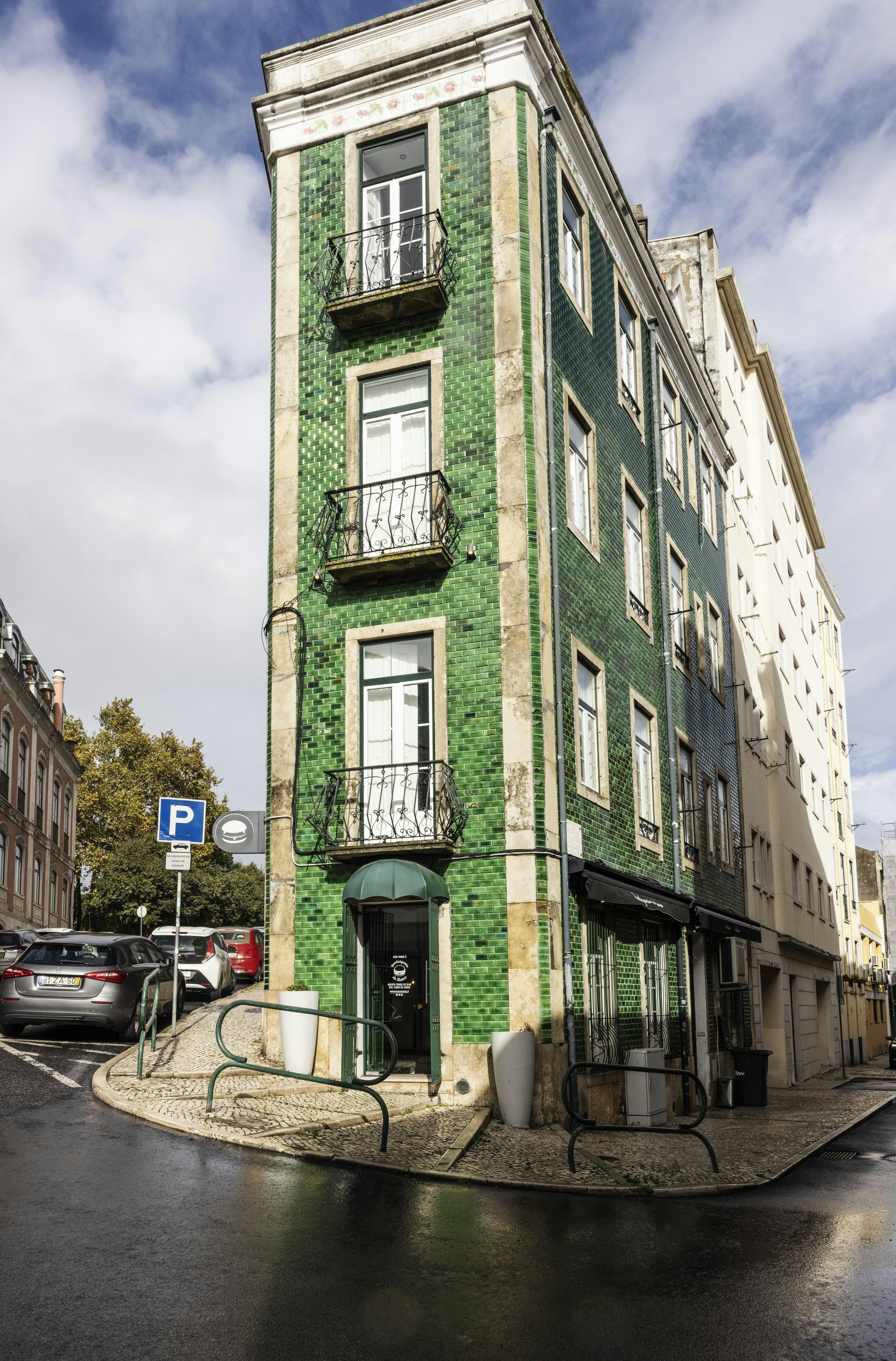 Azulejos hedder de farvede fliser eller kakler på portugisis, der pryder facaderne.
