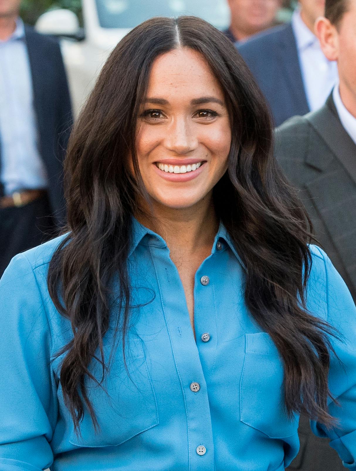 Meghan Markle bærer hørsæt på stranden i Californien.