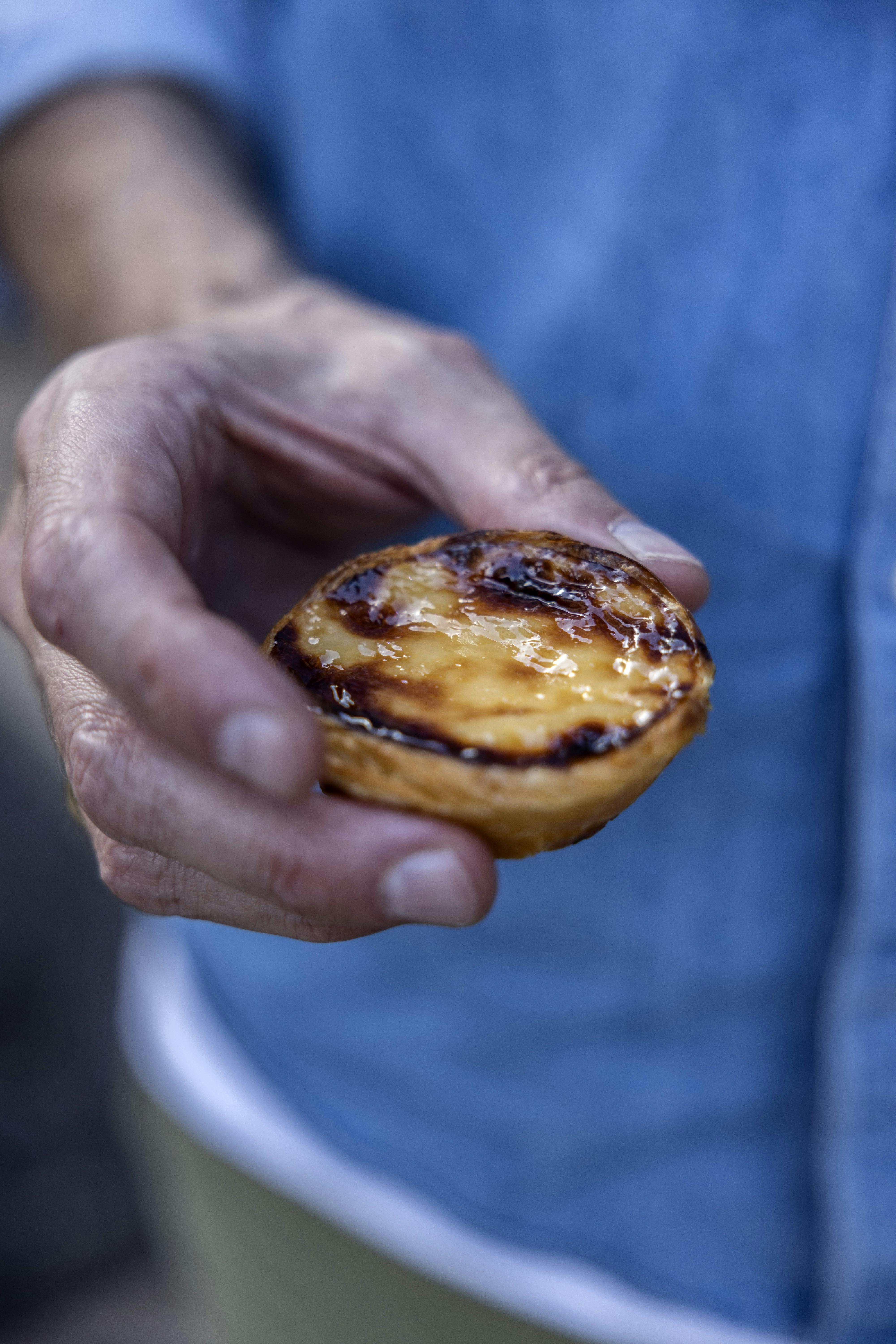 Byens kage­darling er den klassiske Pastel de Nata. En æggetærte­lignende linse.