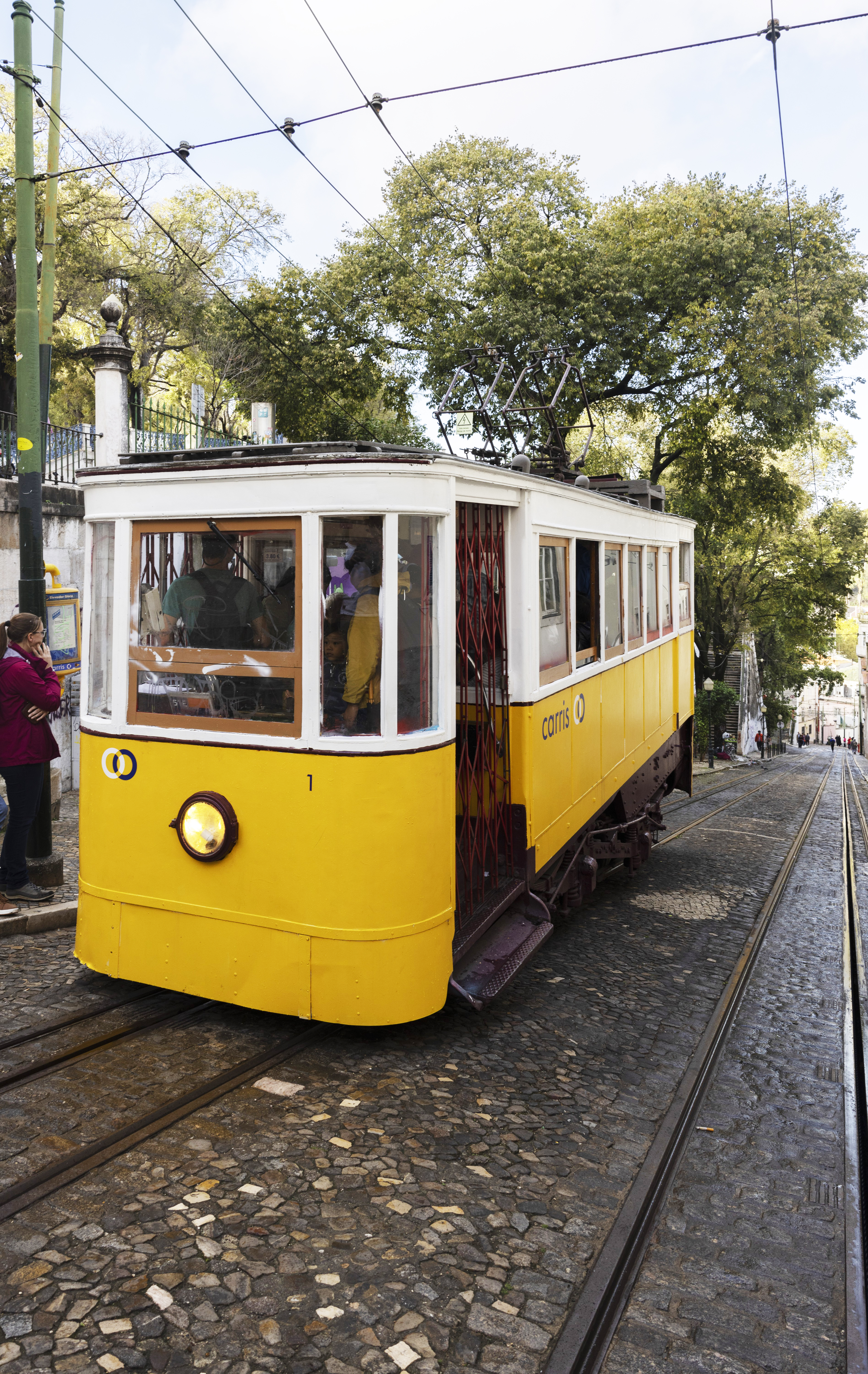 I Lissabon kører både taxaer, der er en del billigere end i Danmark, og sporvogne.