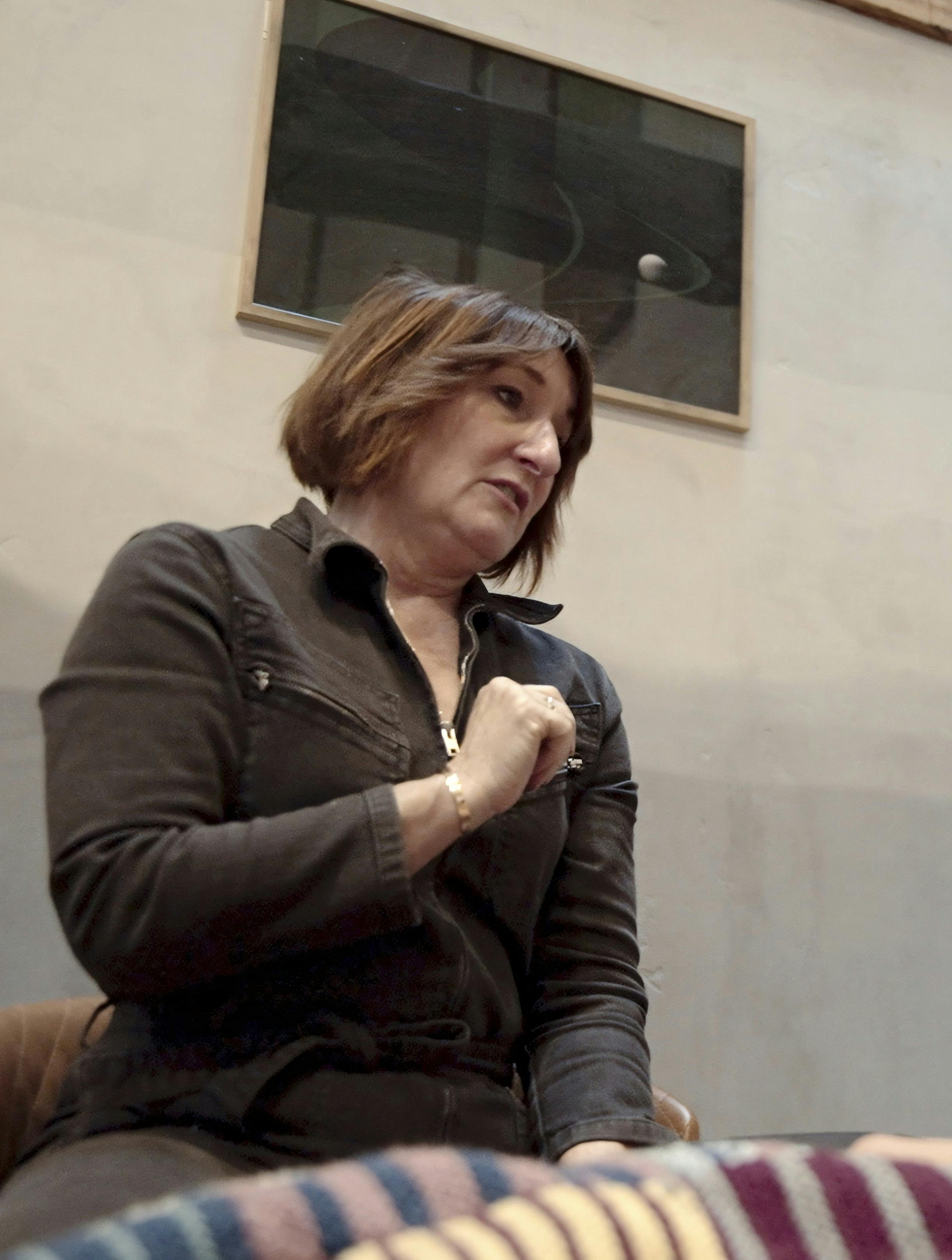 Charlotte Ploug er hypnoterapeut i Esbjerg og har fået en helt ny type kunder, der er bange for at tage på.