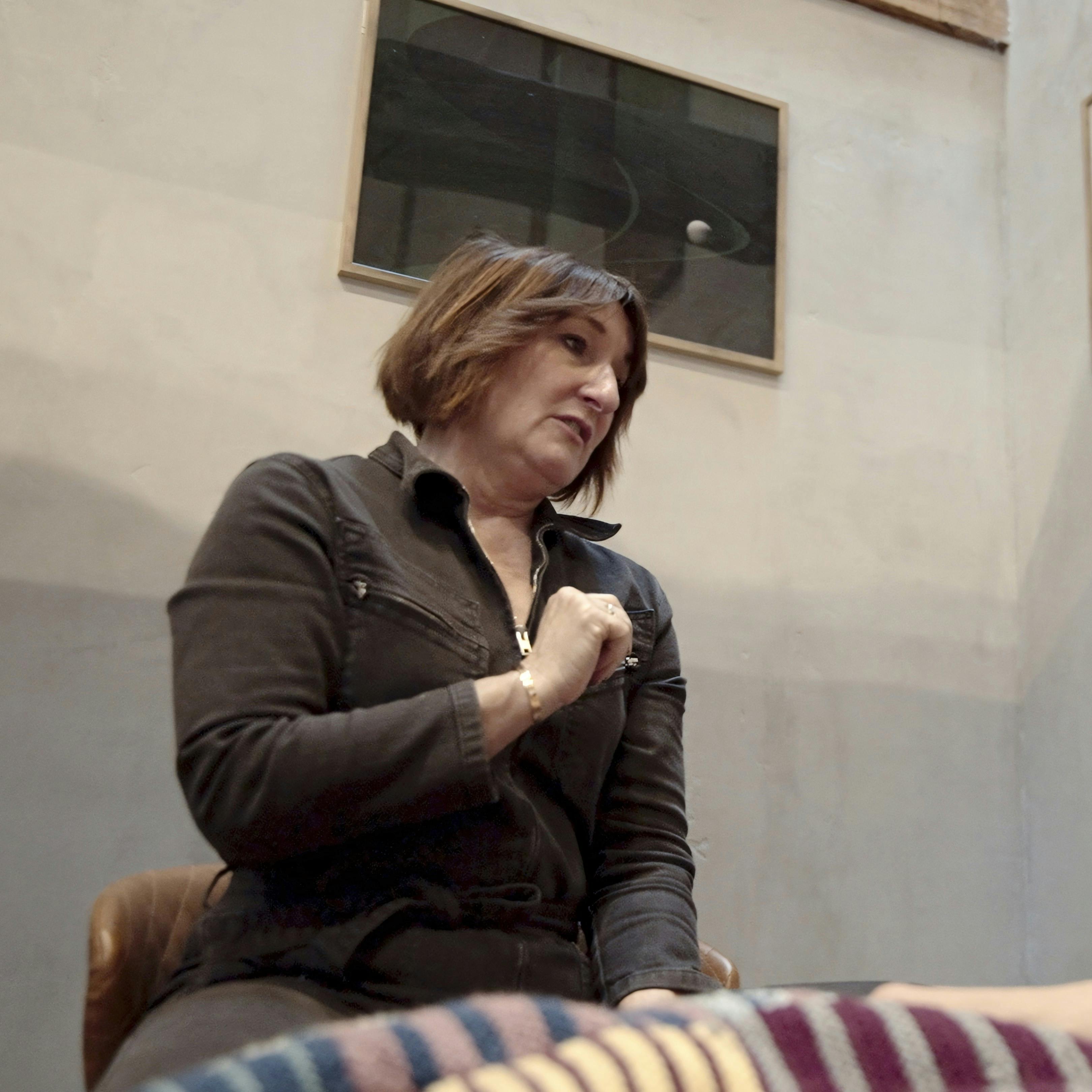 Charlotte Ploug er hypnoterapeut i Esbjerg og har fået en helt ny type kunder, der er bange for at tage på.