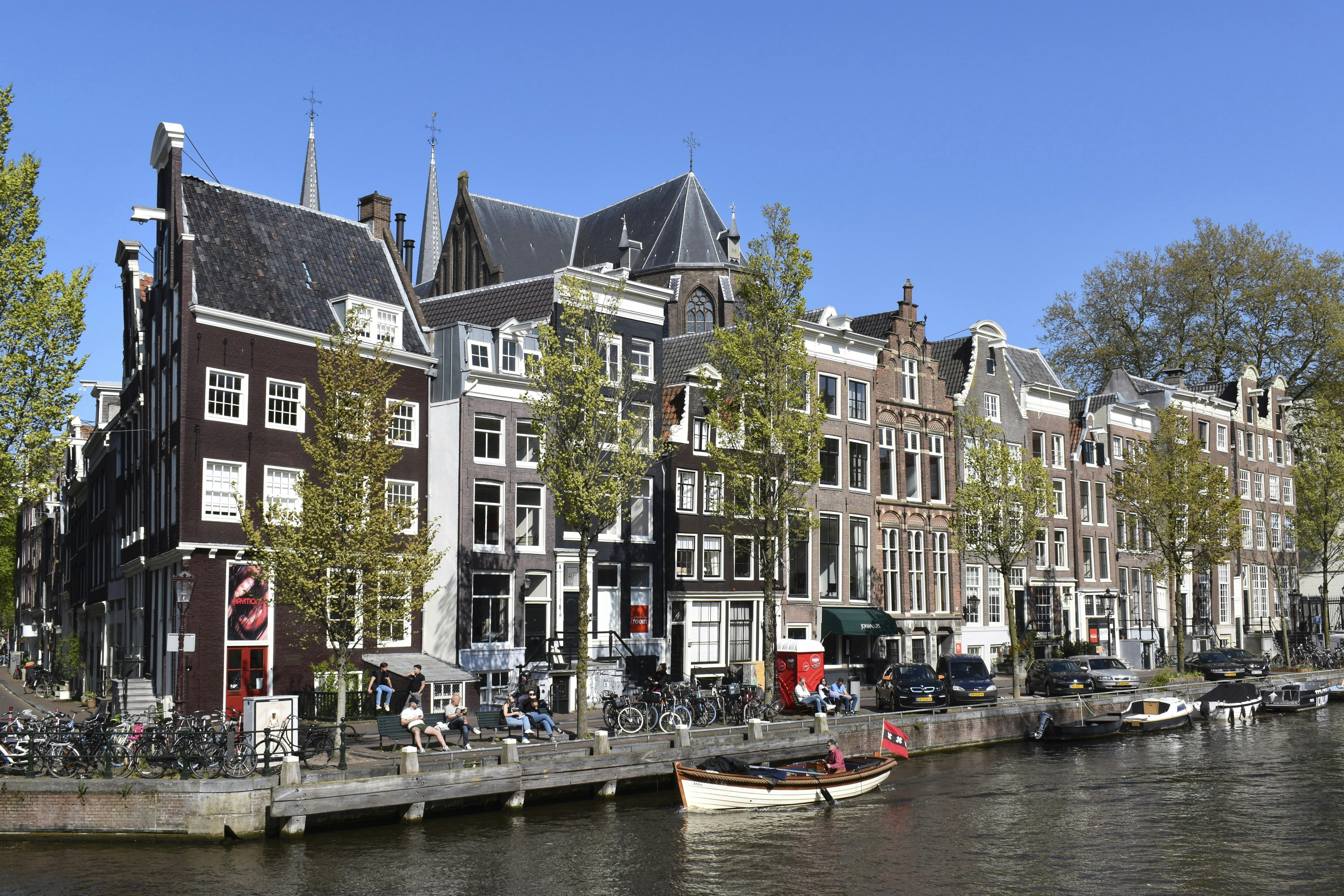 Amsterdam er kendt for sine kanaler og flotte huse.