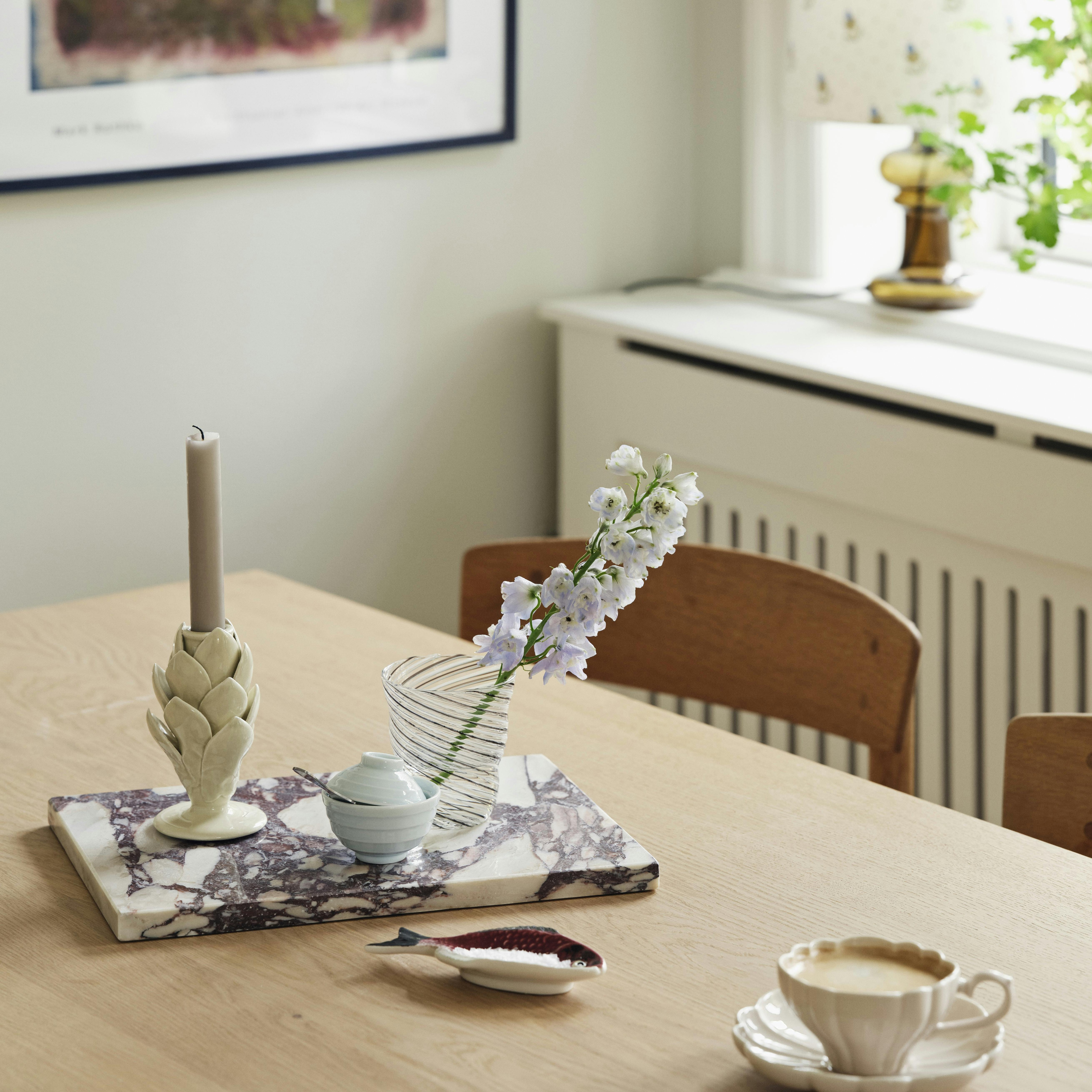 Marmorplade fra MarmoMarmo, lysestage fra Søstrene Grene, sukkerskål og kop fra Sakura, glas fra Bright August March og fiskefad fra Shop Dora.
