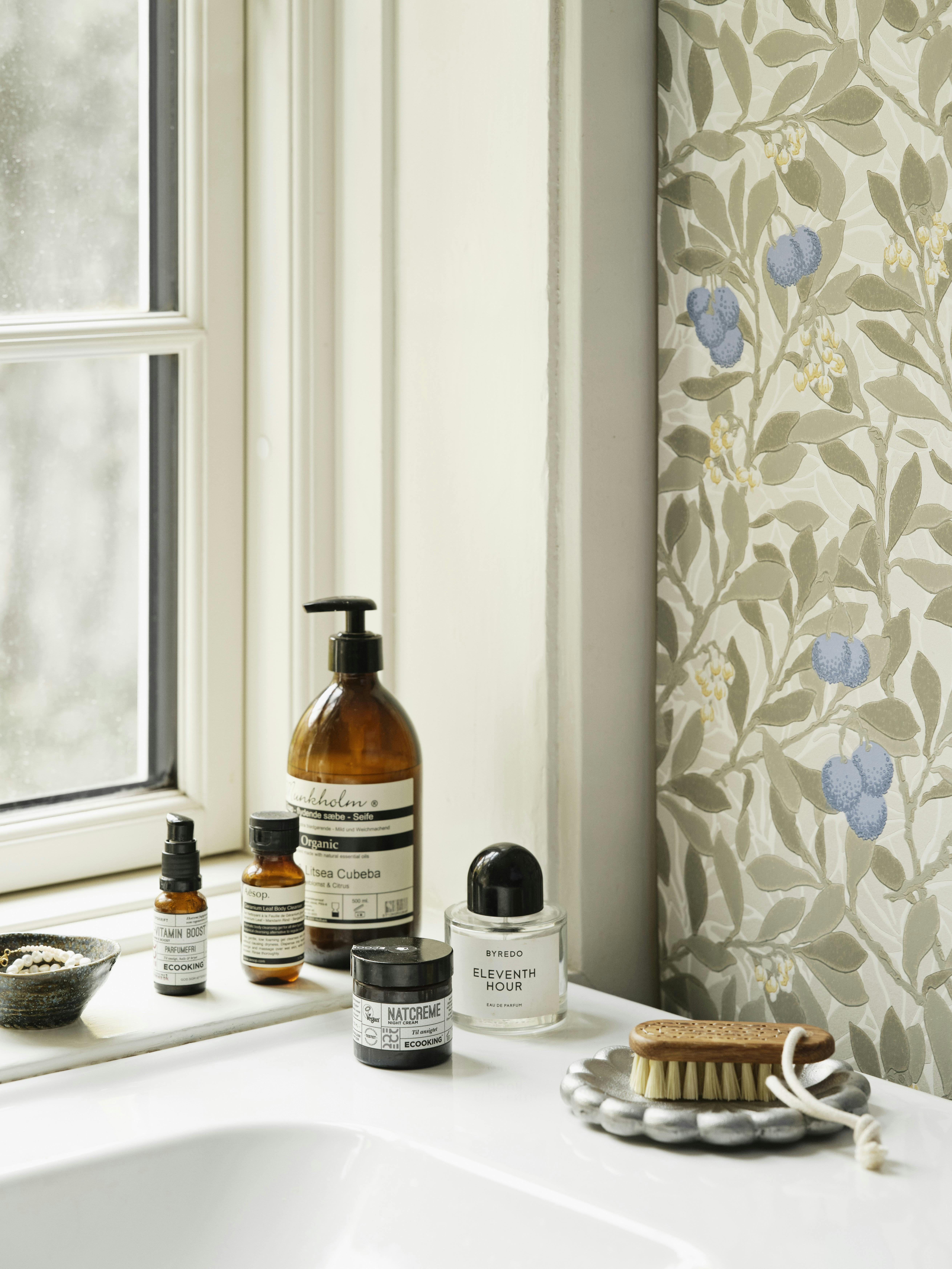 Platte i stål og børste fra Shop Dora, smykker fra Stine A og tapet af William Morris.