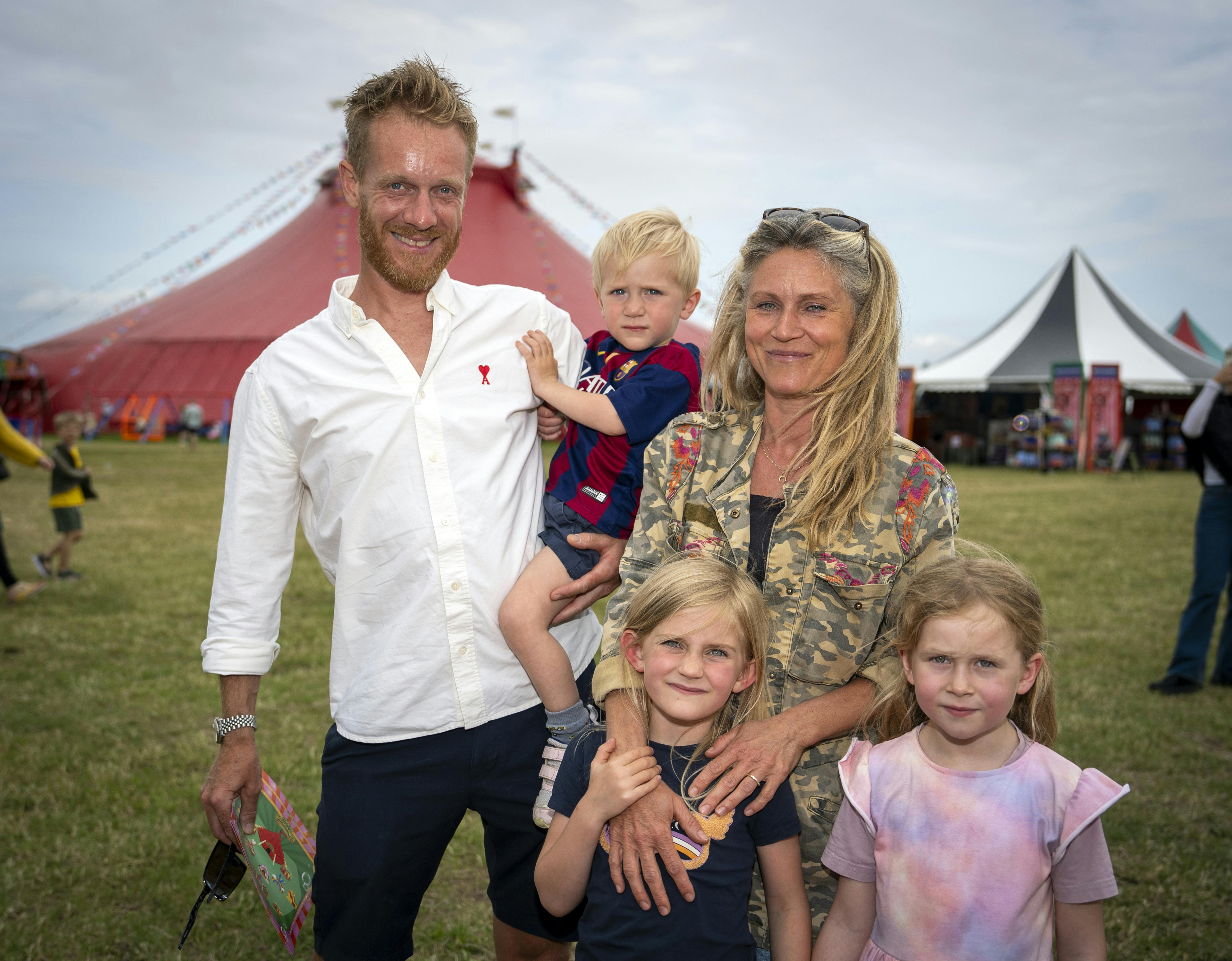 Tobias Hansen og hustruen, Kristina, i Cirkus Summarum med børnene Mio, 2, og Sia, 6, samt Sias veninde Carla.