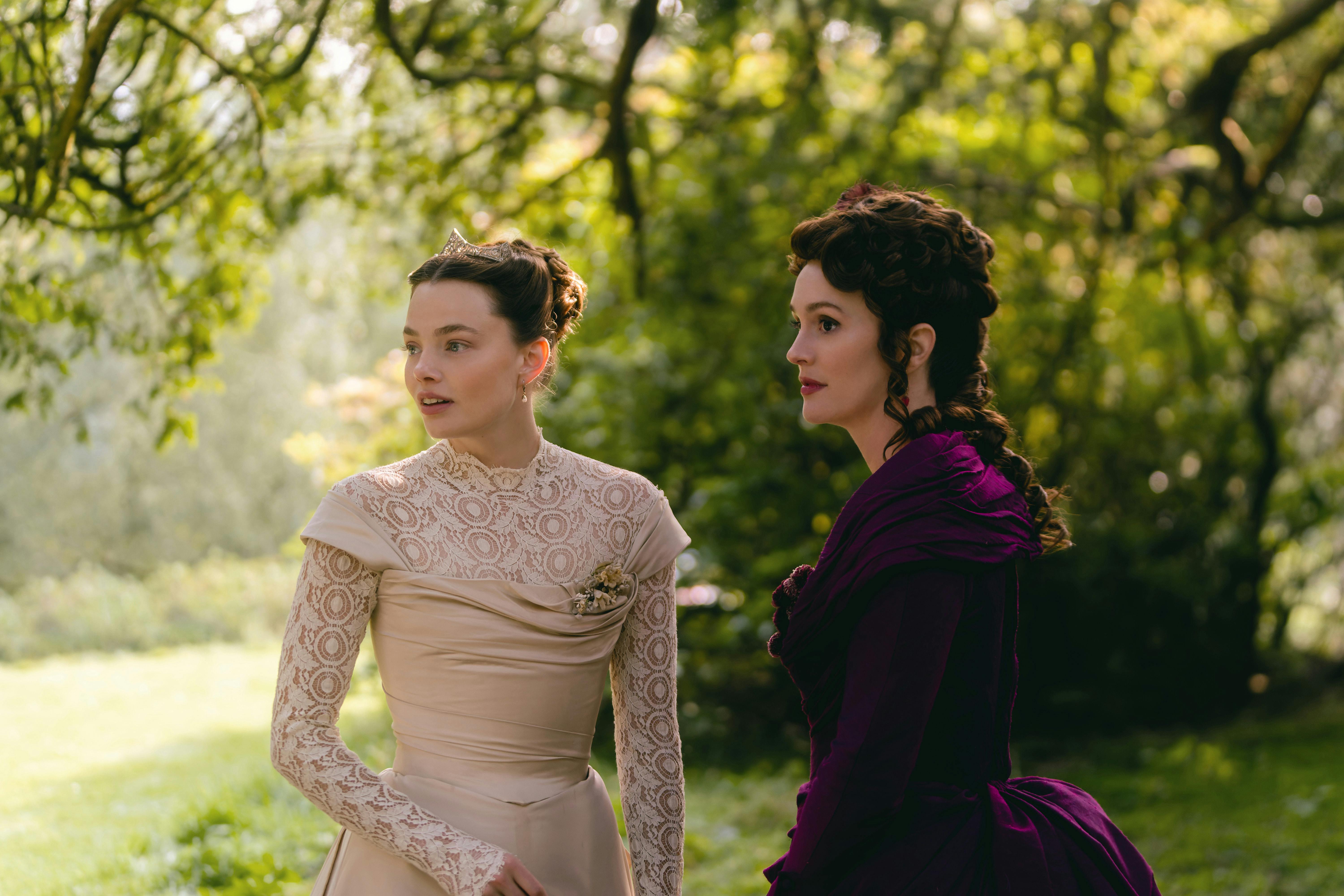 Kristine Frøseth og Leighton Meester i 'The Buccaneers' sæson 2