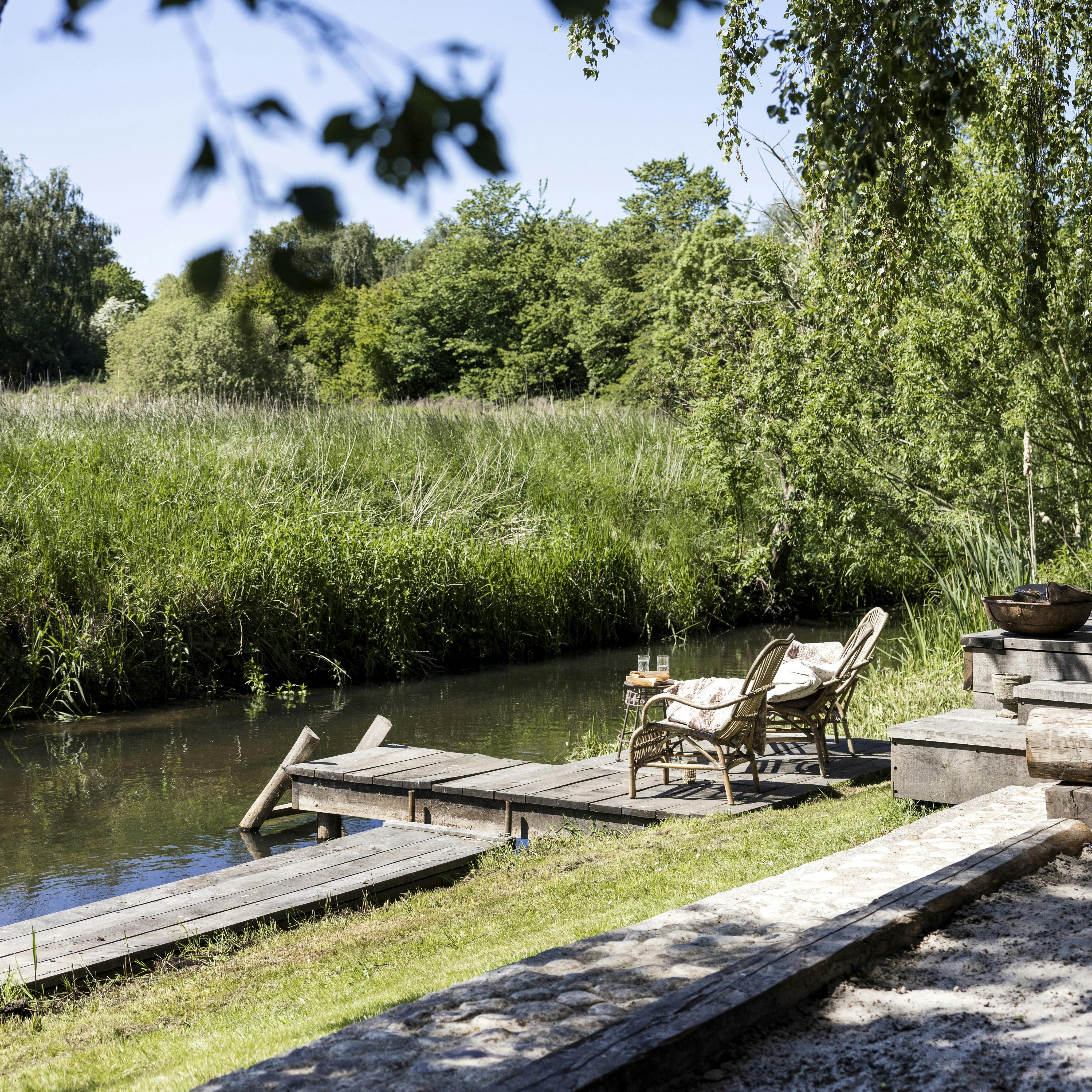 På broen har Sophia lavet rum til nydelse med en helt særlig udsigt til de fredede marker.