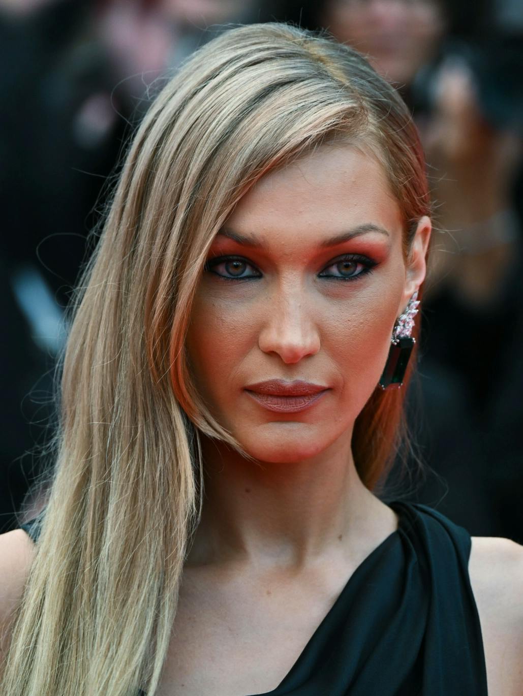 Bella Hadid har omfavnet trenden med 90'er-øjenbryn, der ikke er barberbladstynde.