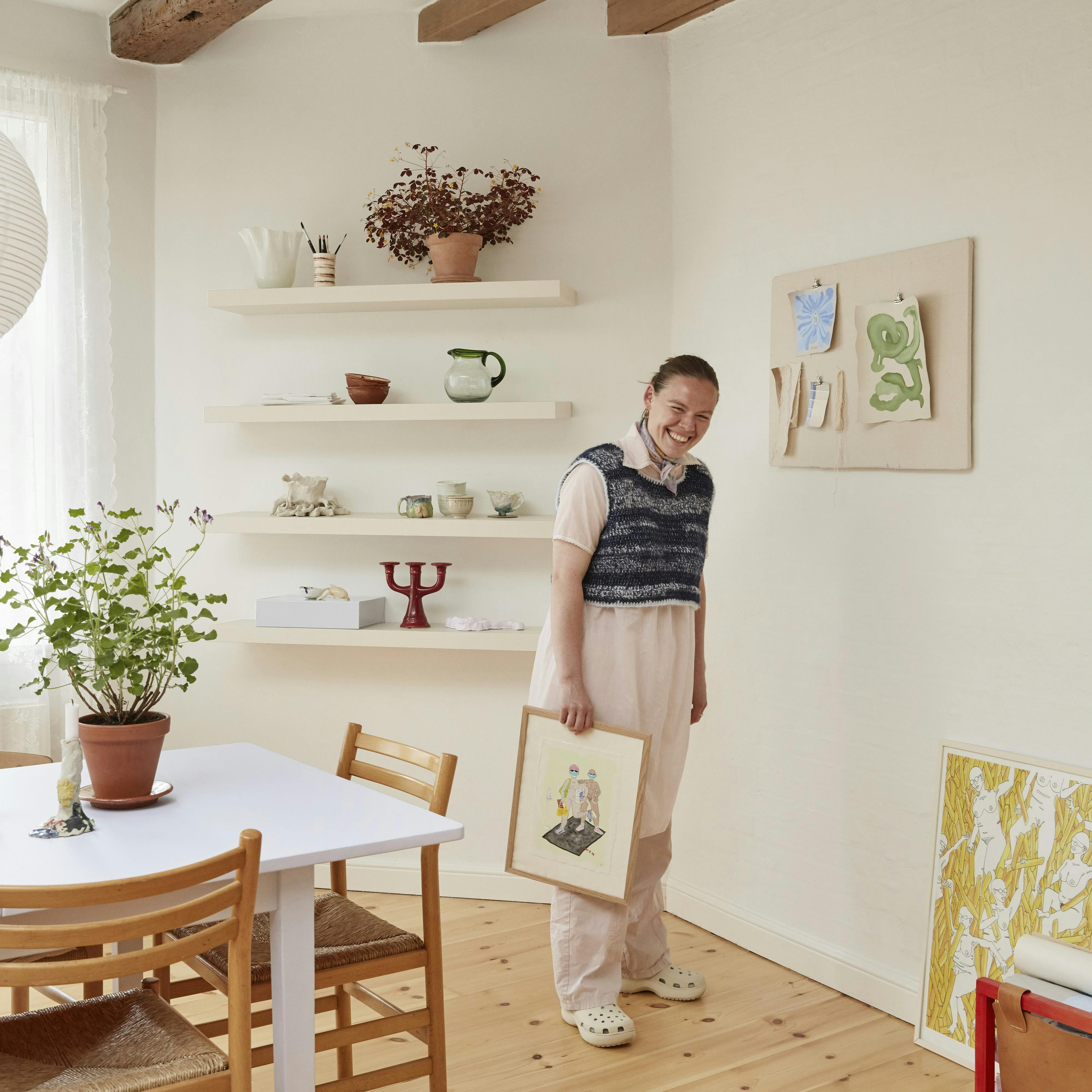Camilla har tegnet fra barnsben og finder en ro og selvtillid i at være kreativ. Det var også med tegningen, at hun startede sit univers, LovmandArt.
