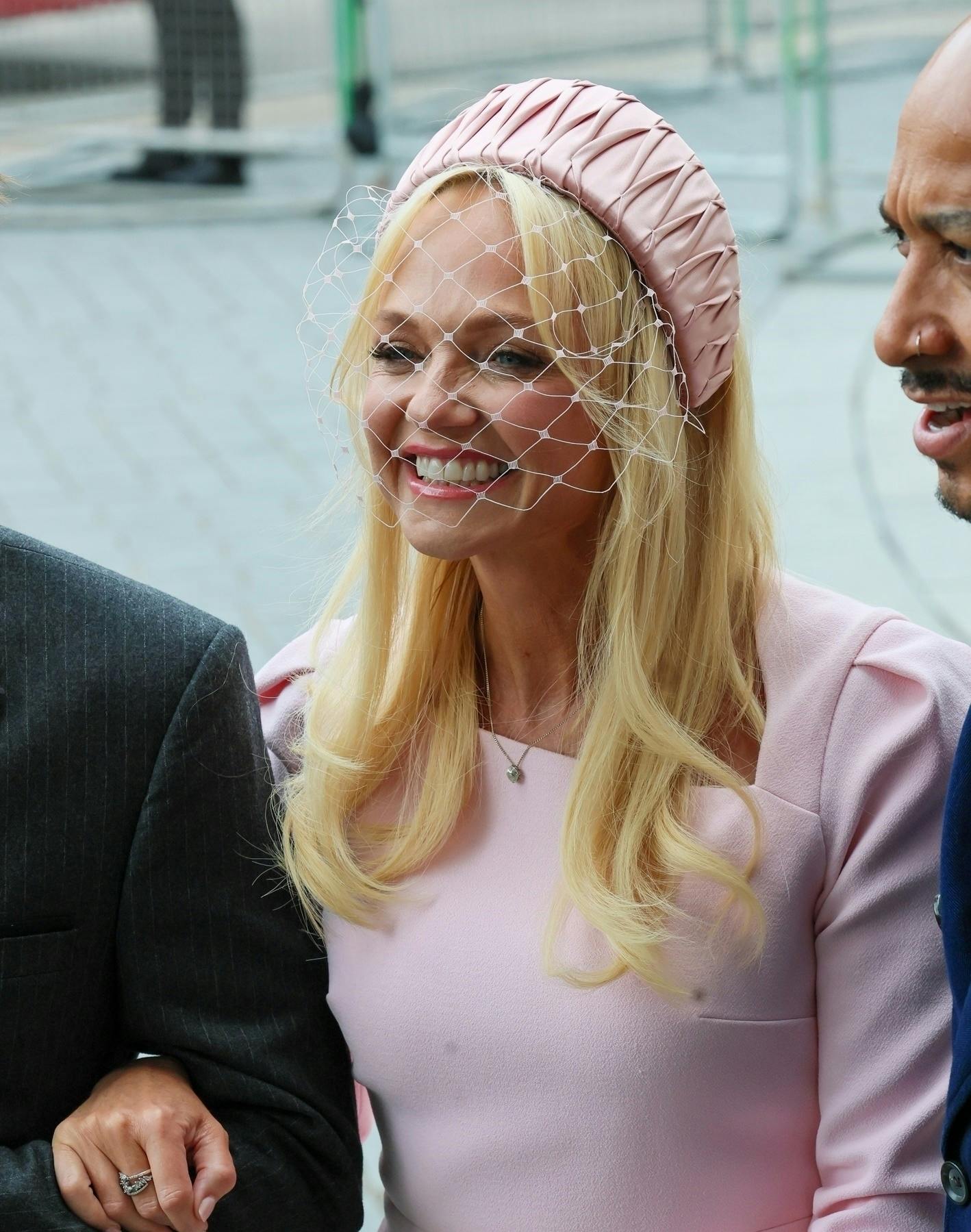 Emma Bunton var klædt i pink fra top til tå, da hun var gæst ved Melanie Browns bryllup i London. 