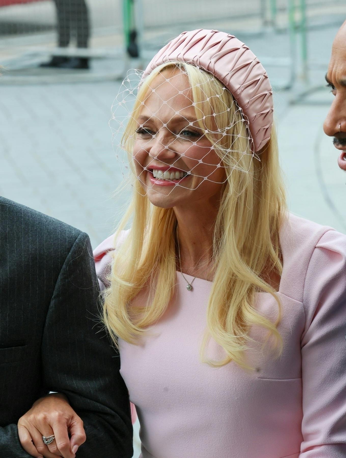 Emma Bunton var klædt i pink fra top til tå, da hun var gæst ved Melanie Browns bryllup i London.