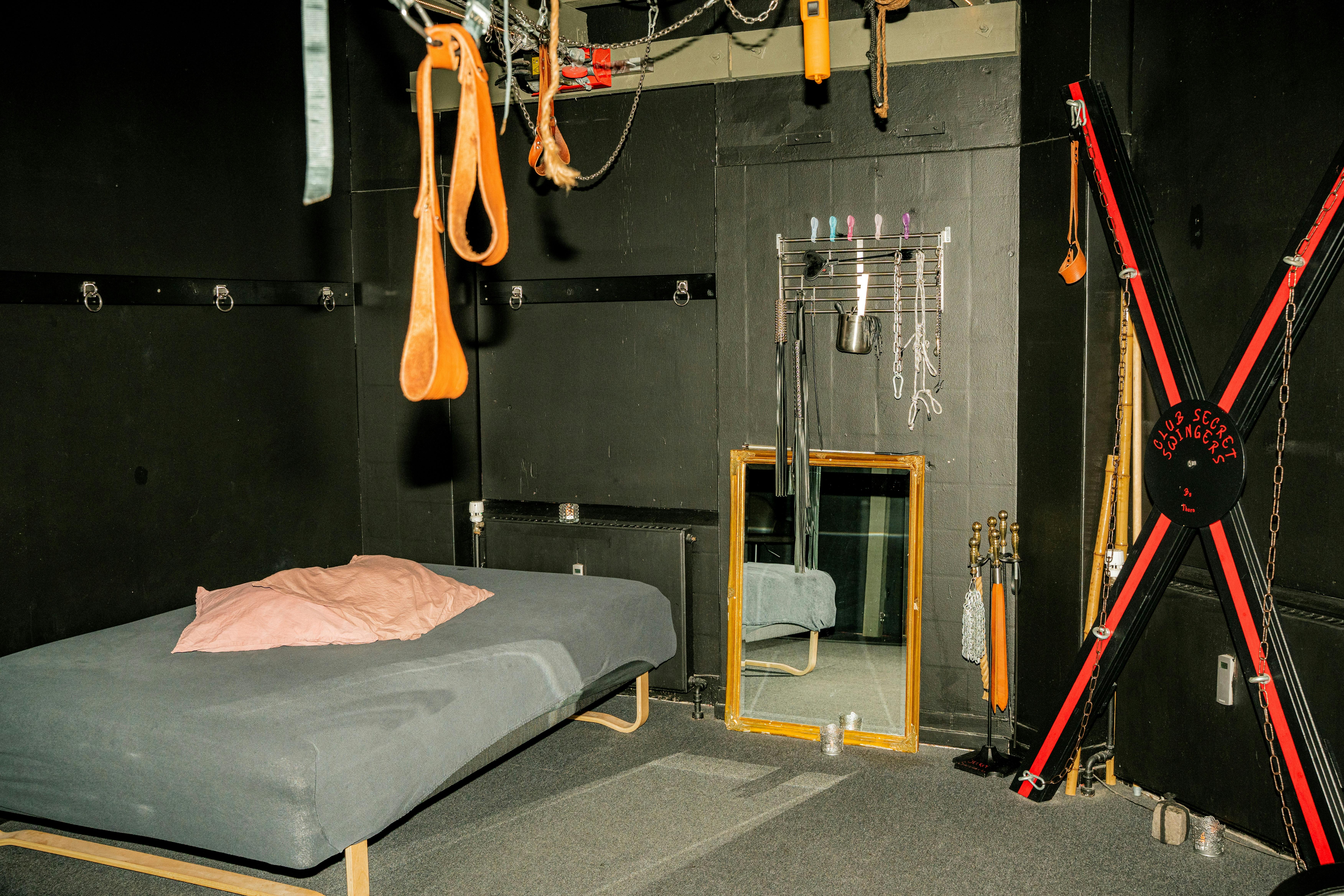 BDSM-rummet hvor Helle kan lide at blive fikseret på korset.