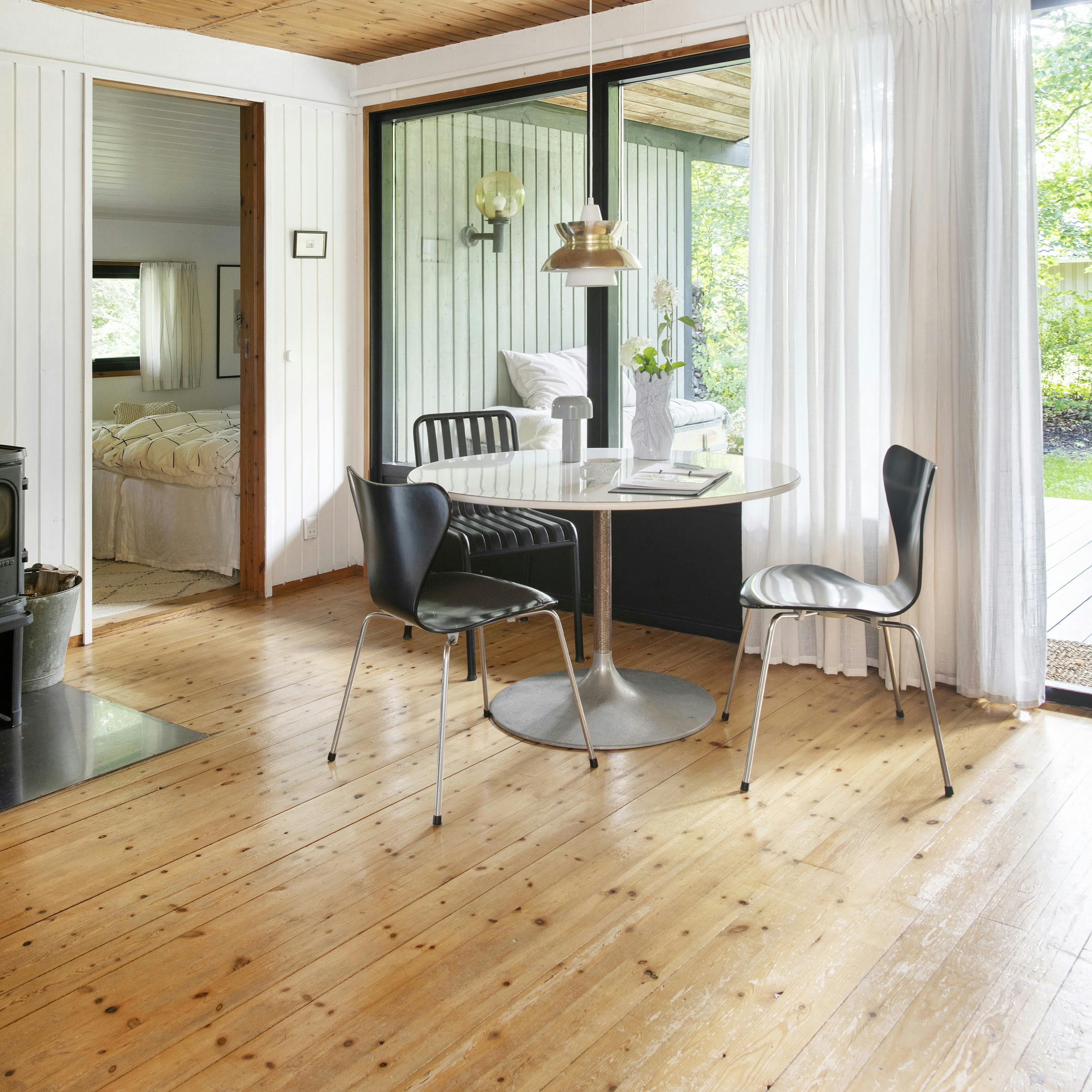 I spisekrogen står et gammelt bord, Casper har lavet af en gammel bordplade.