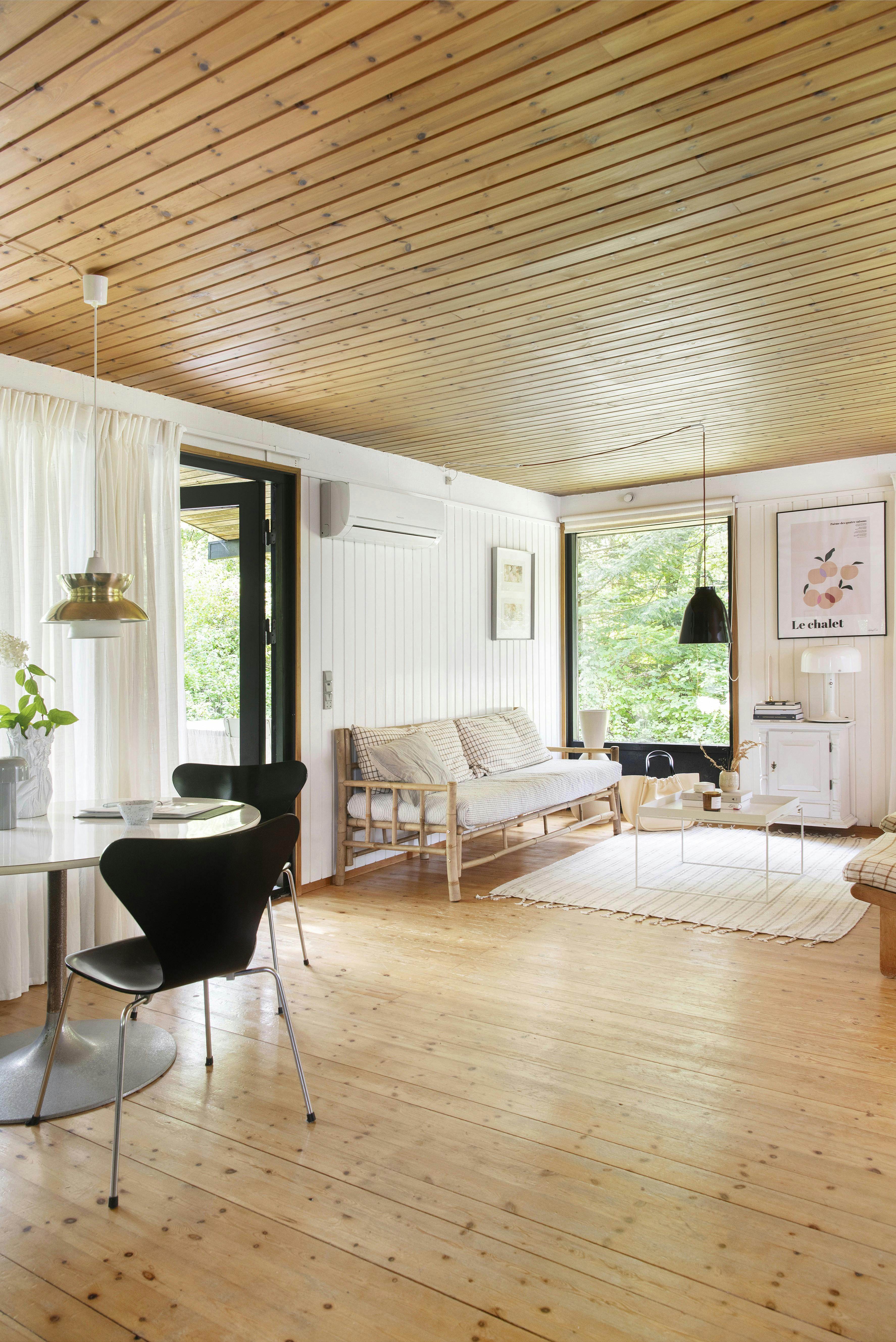 Sofaen er desuden lang nok til at fungere som ekstra soveplads.