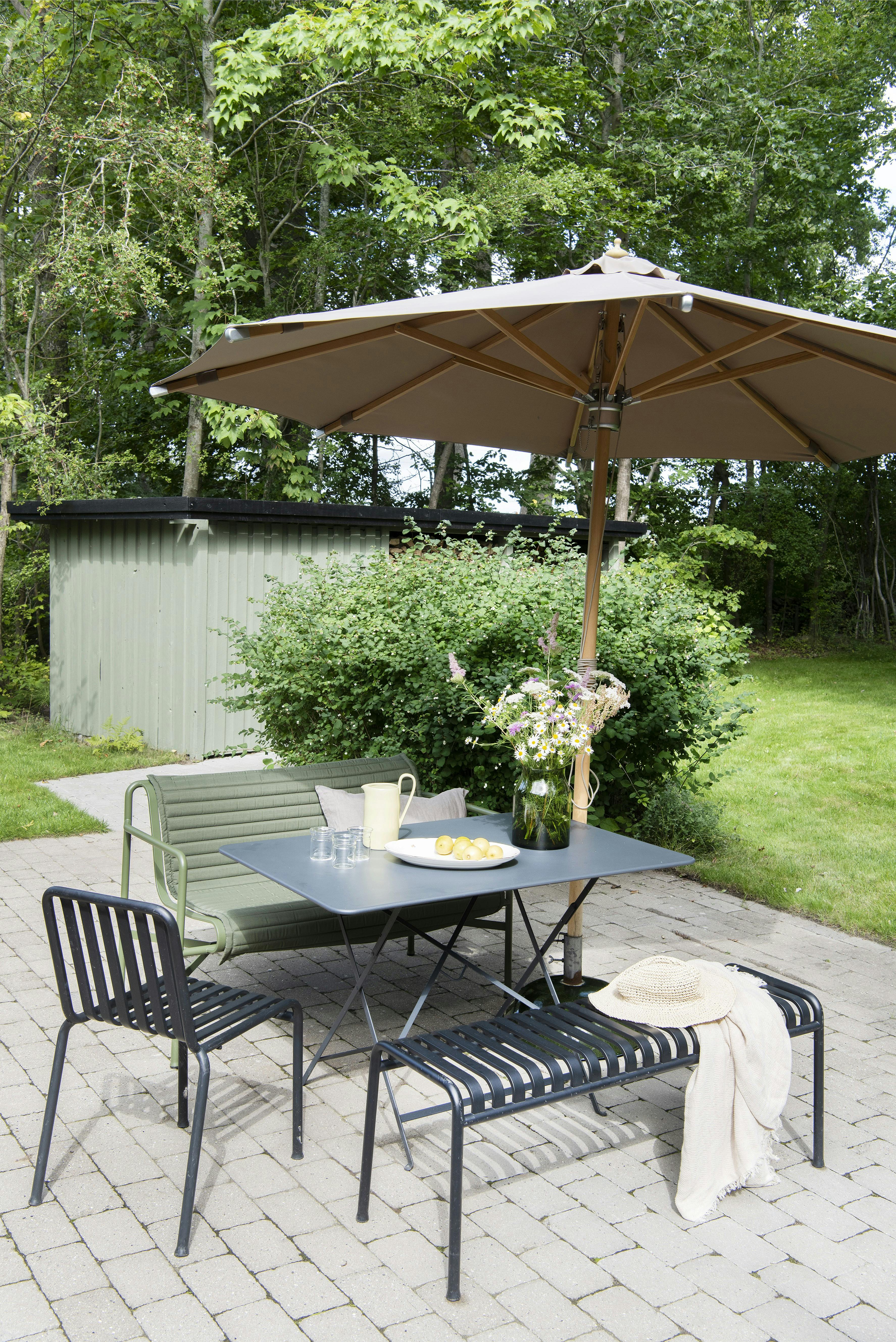 Ud fra køkkenet og på bagsiden af huset, er der anlagt en flise­terrasse.