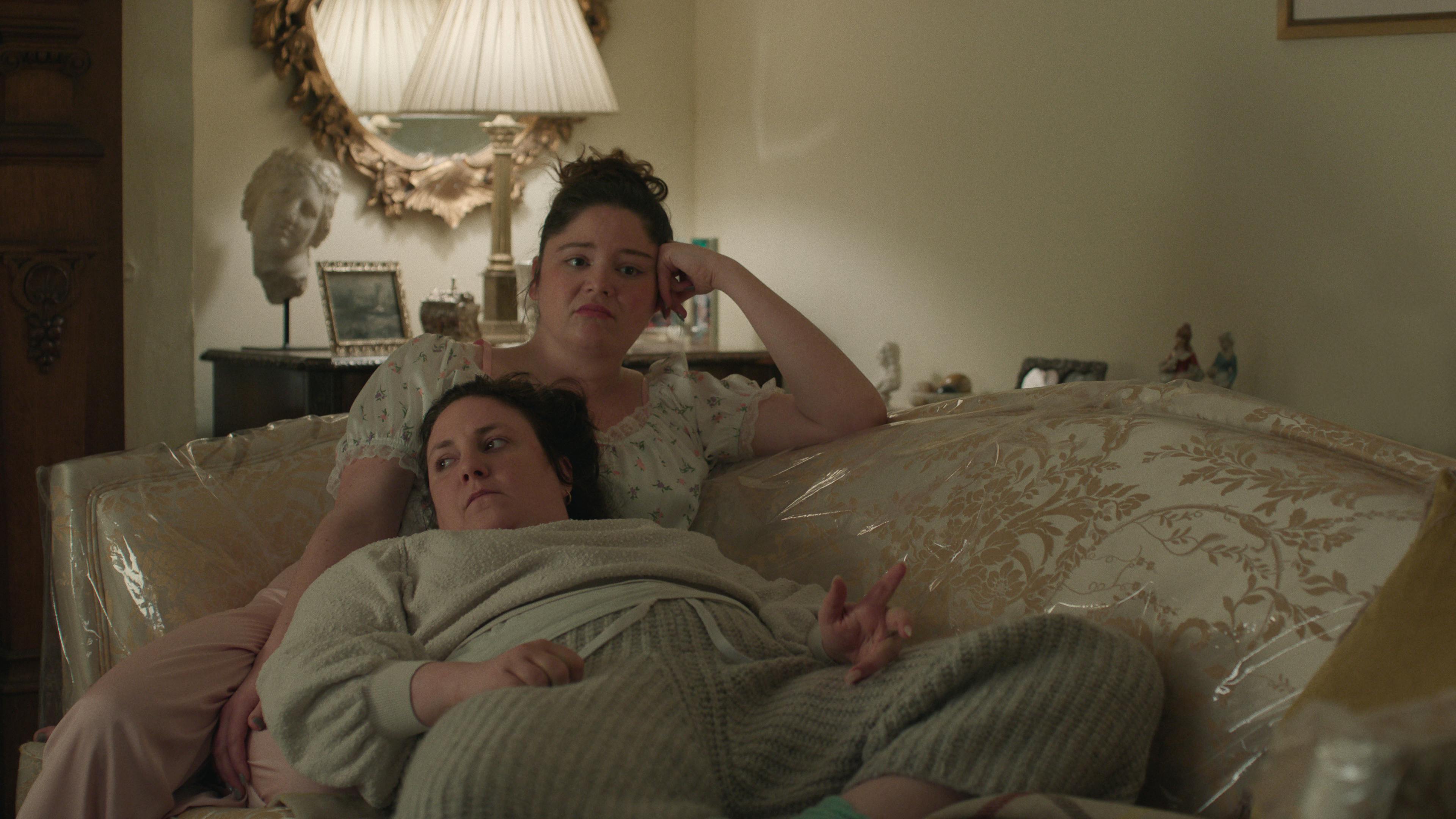 Megan Statler og Lena Dunham i 'Too Much'.