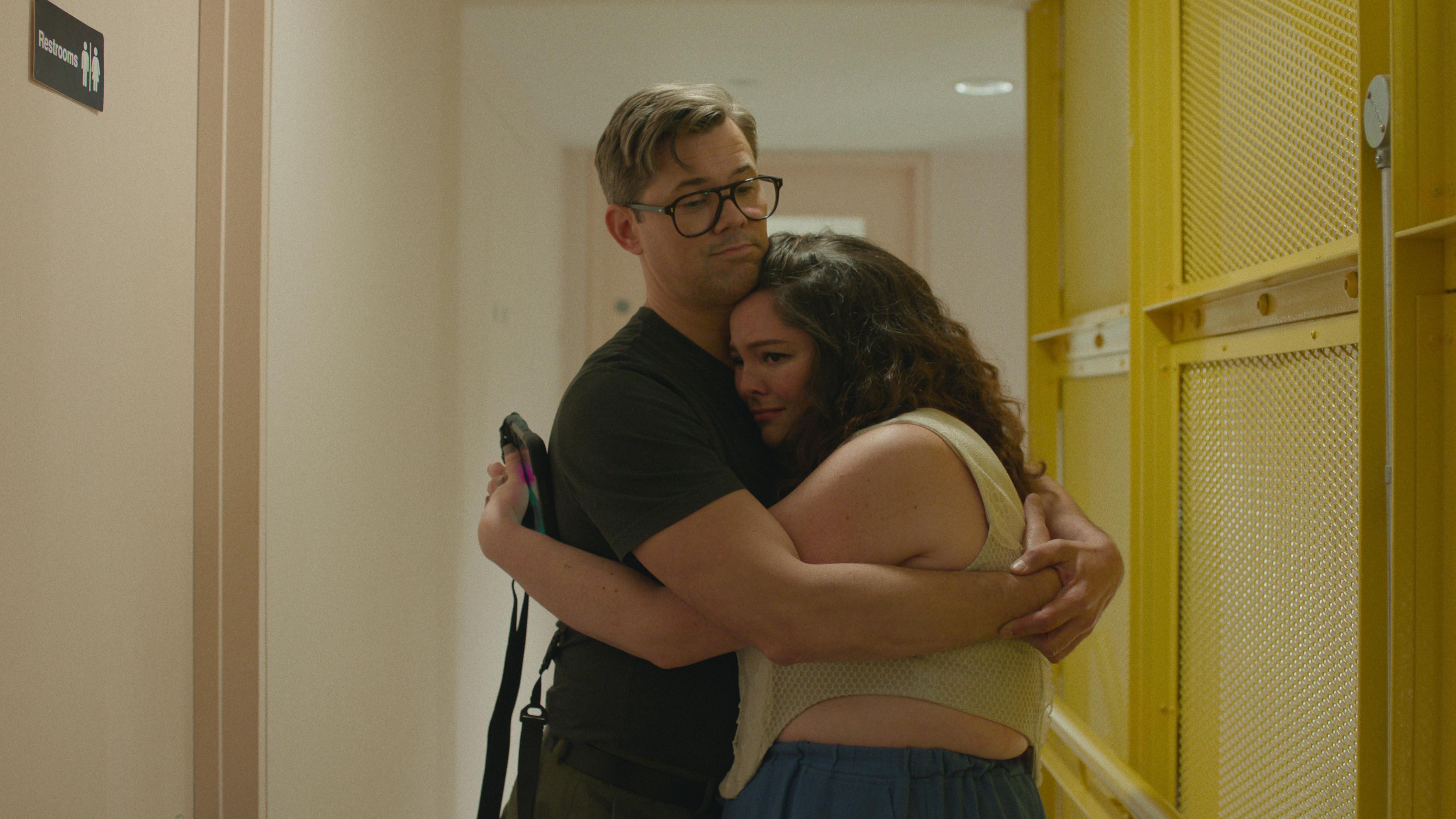 Andrew Rannells og Megan Statler i 'Too Much'.