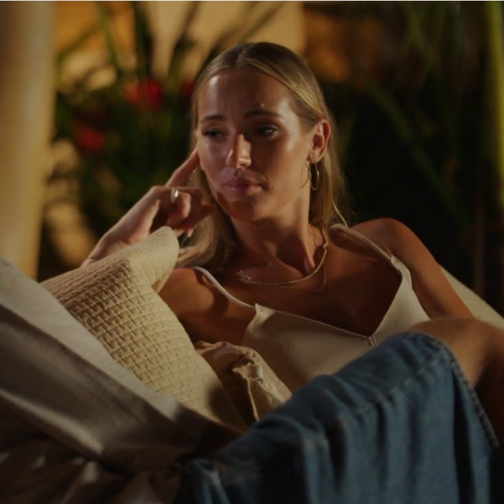 Nicolaj og Mai kom hinanden tættere til efterfesten ved poolen.