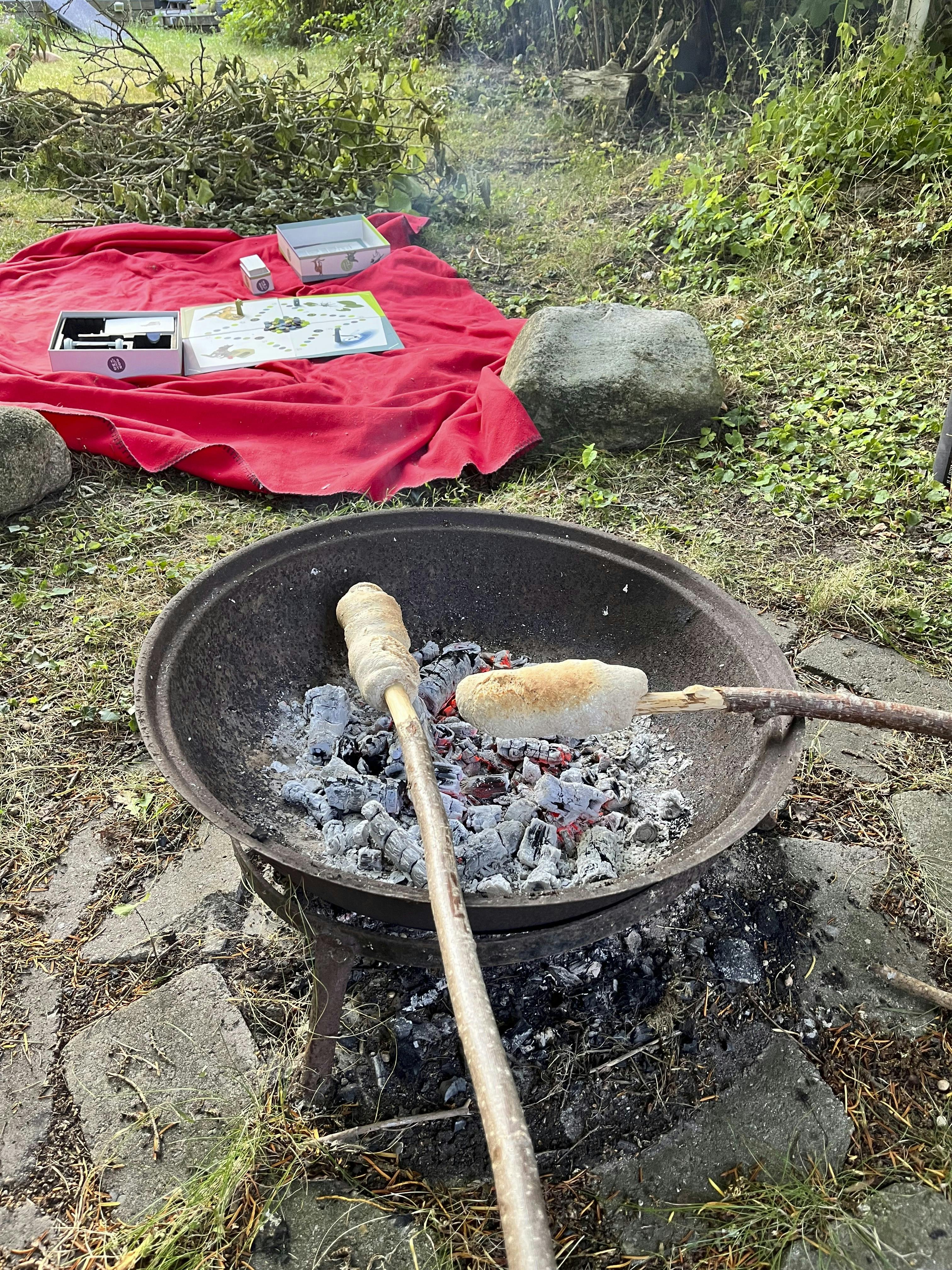 Snobrød er i høj kurs hos Vicky Berlin på en god sommeraften.