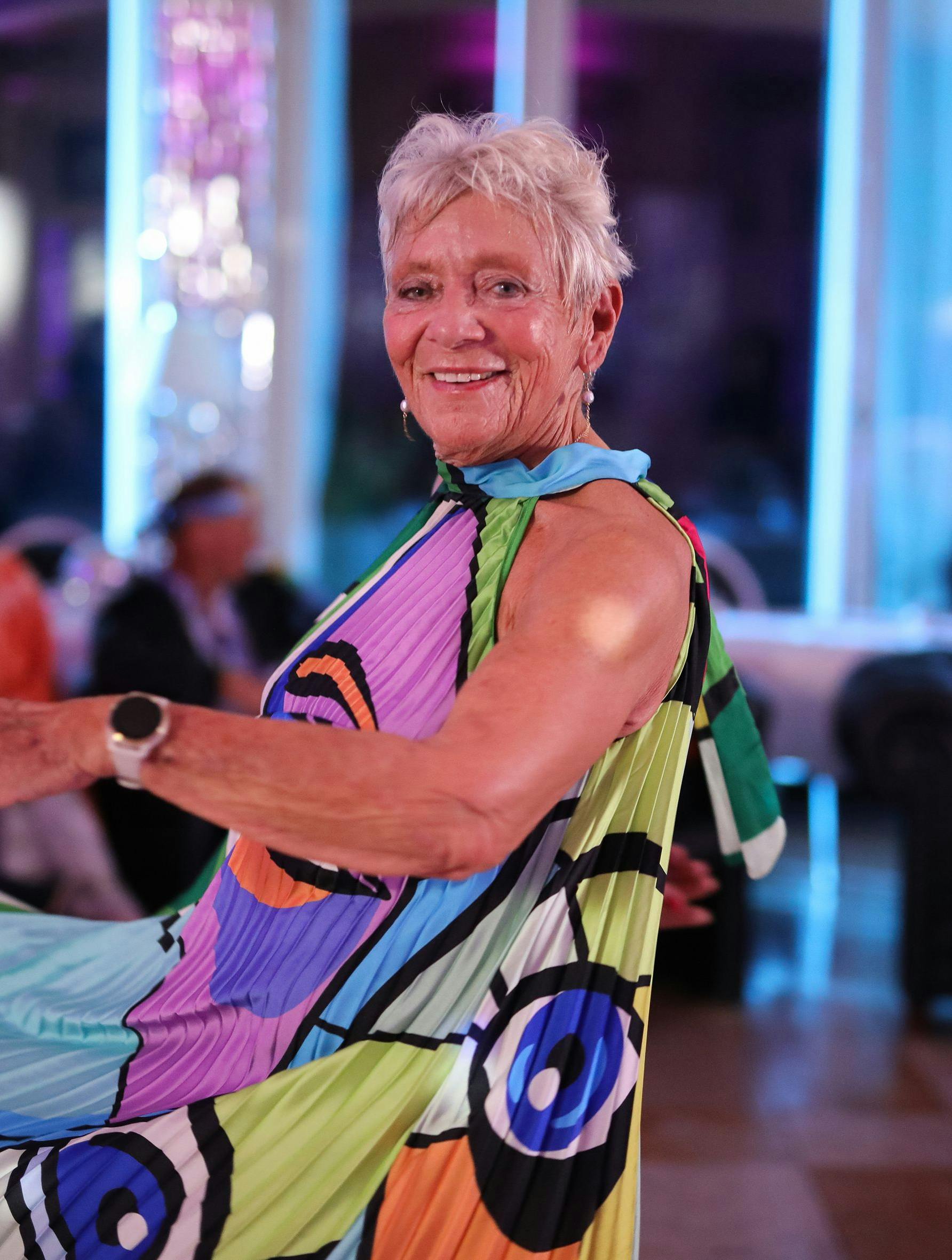 78-årige Kirsten fra Skødstrup fortæller modigt om en svær fortid, men hun har fornyet livsgejst. Det ser vi blandt andet, når hun er til diskofest på hotellet.