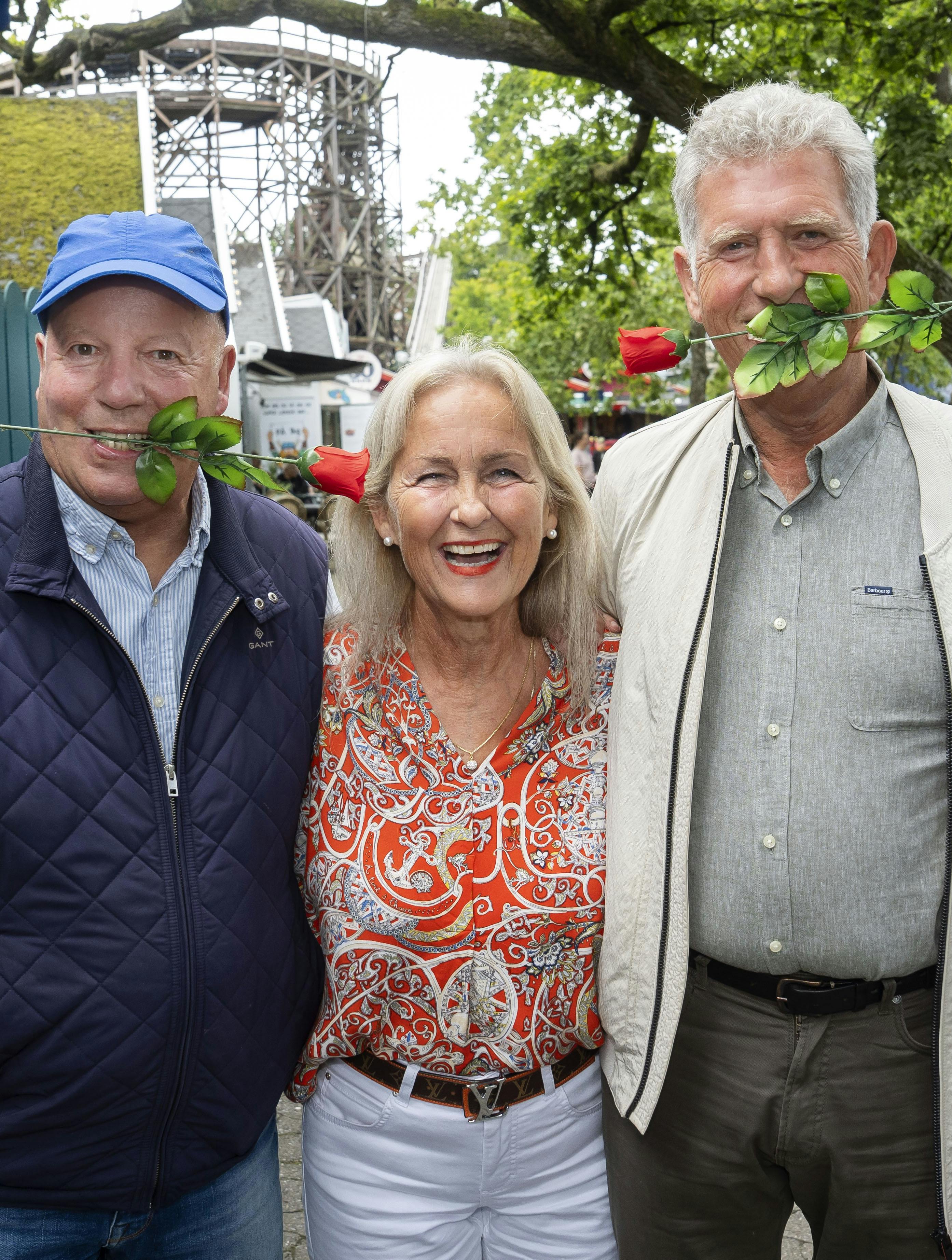 Flankeret af sine to bejlere i DR-hittet ”Hotel Romantik”, Frank Hartvig Andersen og Lars Bjørslev, hyggede Lise-Lotte Bak sig forleden på Bakken.