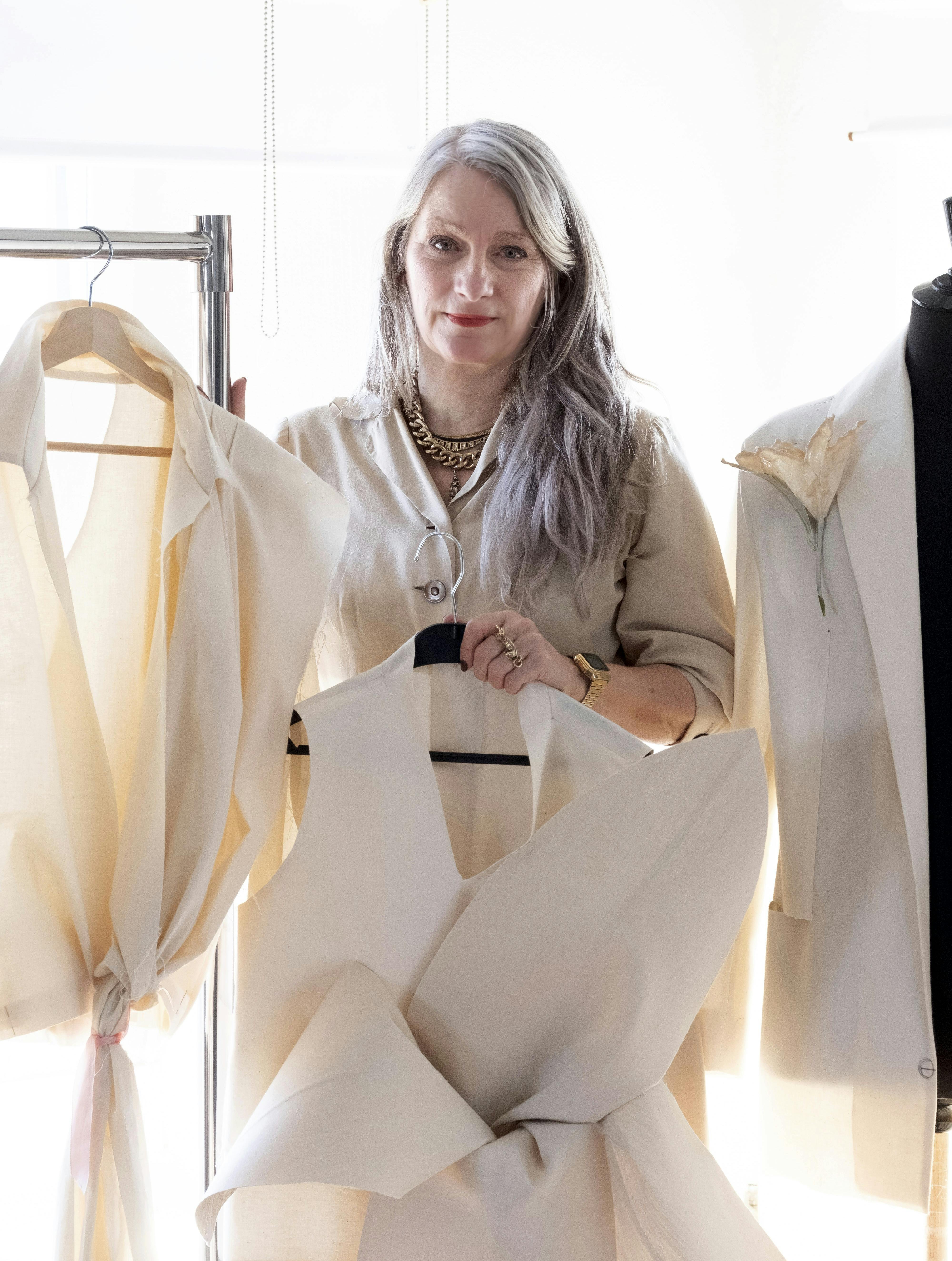 Materialet skal i hænderne. Else øver sig stadig på at føle efter kvalitet og kunne ikke finde på at bestille tøj med et klik.