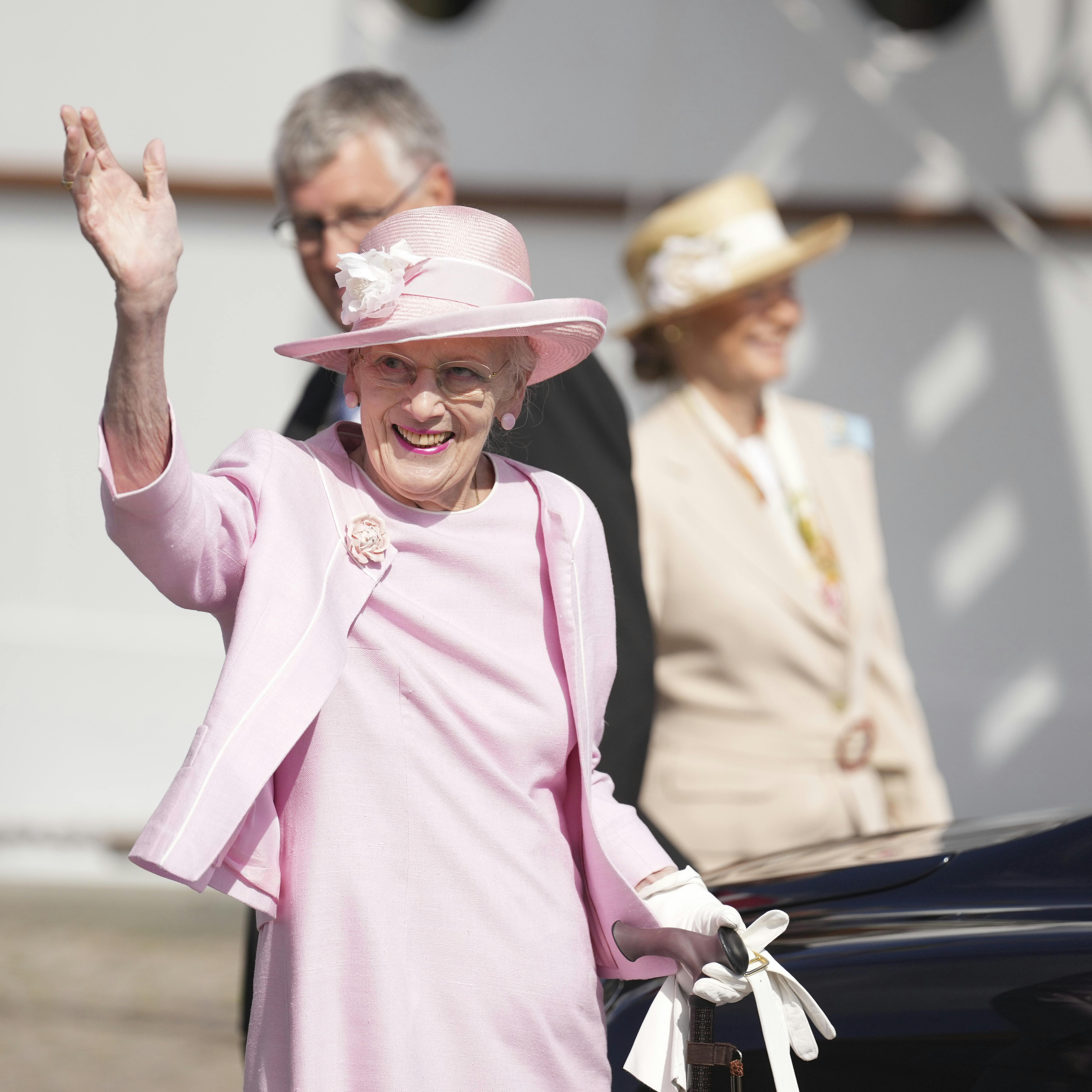 Dronning Margrethe ankommer ombord på Kongeskibet Dannebrog til Sønderborg Havn, tirsdag den 18. juli 2023. Besøget finder sted i forbindelse med residensforlæggelsen til Gråsten Slot i Sønderjylland, hvor dronningen har sommerophold.. (Foto: Claus Fisker/Ritzau Scanpix)