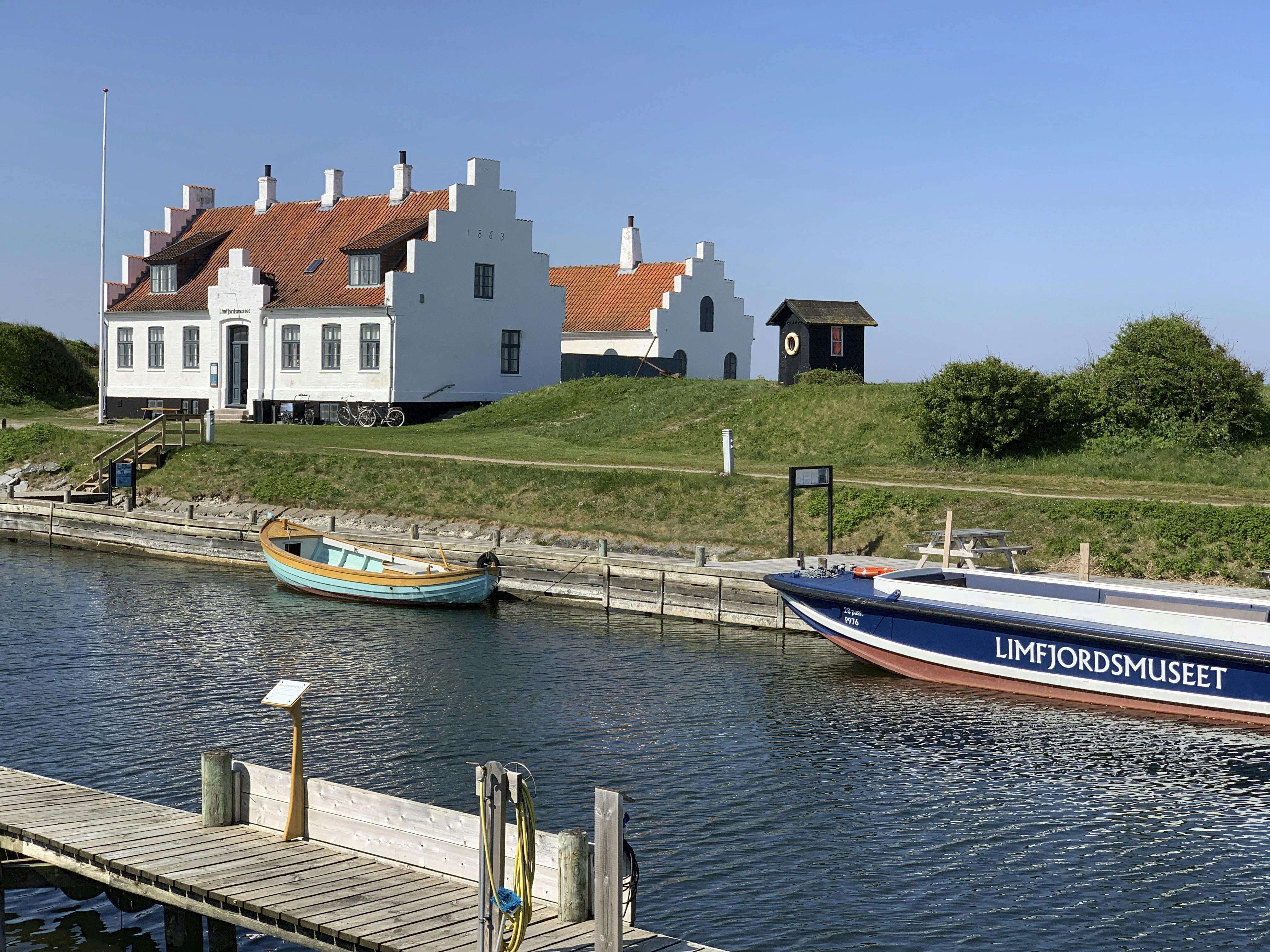 Limfjordsmuseet holder til i en smuk historisk bygning ved kanalen i Løgstør. I juli og august byder museet på guidede sejlture på Frederik VII’s Kanal.