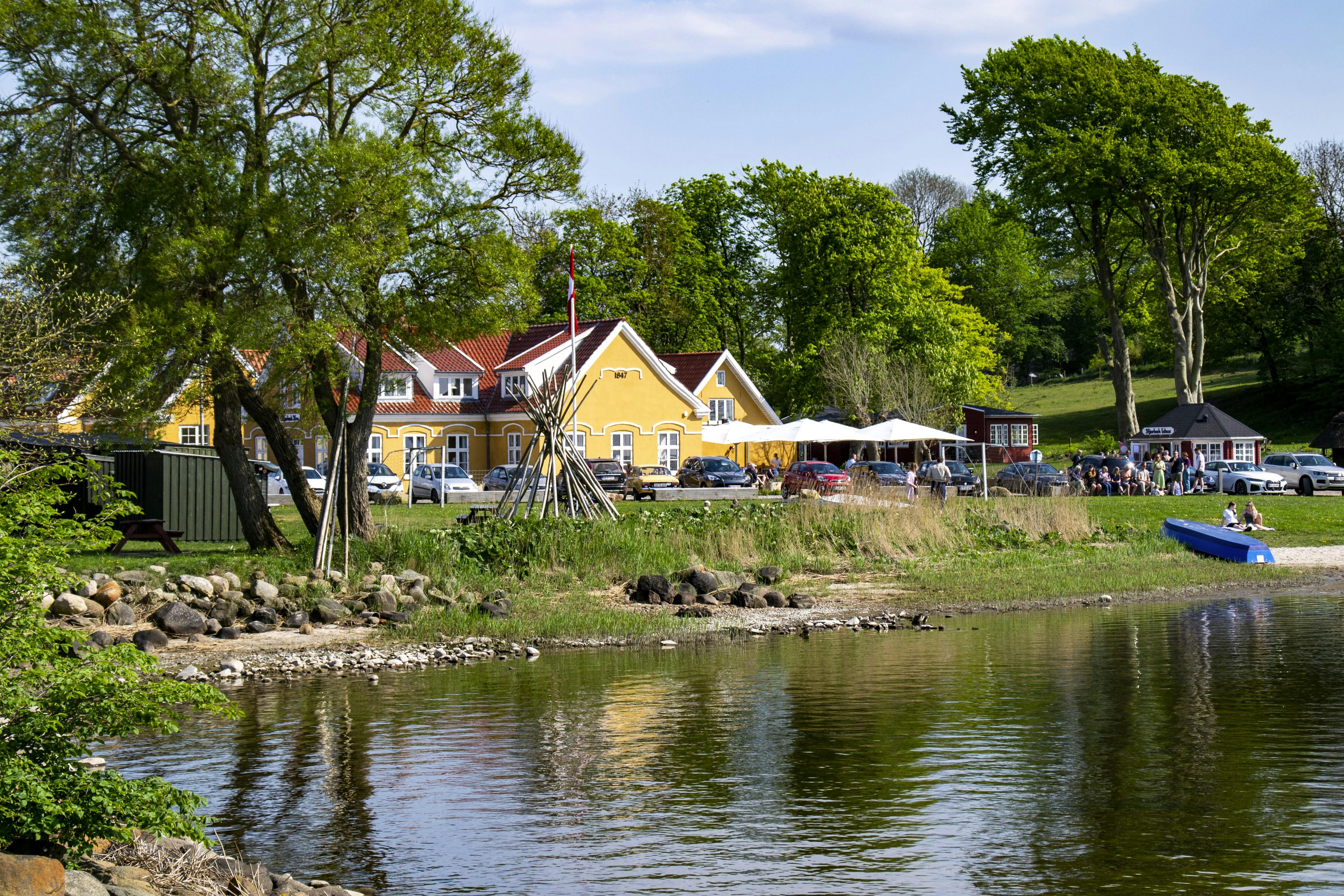Hjarbæk Kro ligger skønt placeret. Bygningen fungerede midt i 1800-tallet som toldsted, da havnen i Hjarbæk på den tid var en vigtig godshavn for domkirkebyen Viborg.