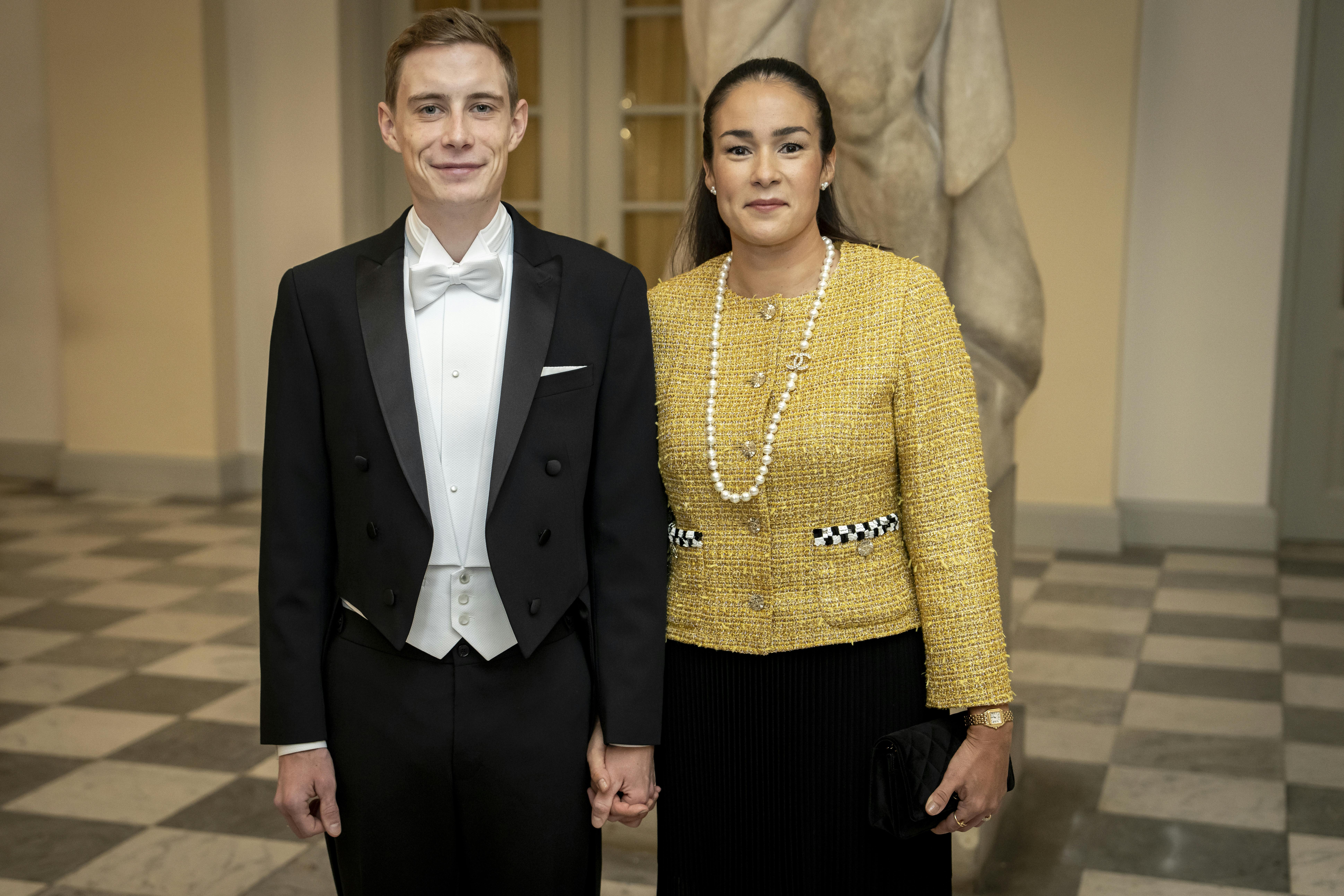 Jonas Vingegaard og Trine Marie Hansen ankommer til gallataffel på Christiansborg Slot i København, mandag den 6. november 2023. Det spanske kongepar er på et tre-dages statsbesøg i Danmark.. (Foto: Mads Claus Rasmussen/Ritzau Scanpix)