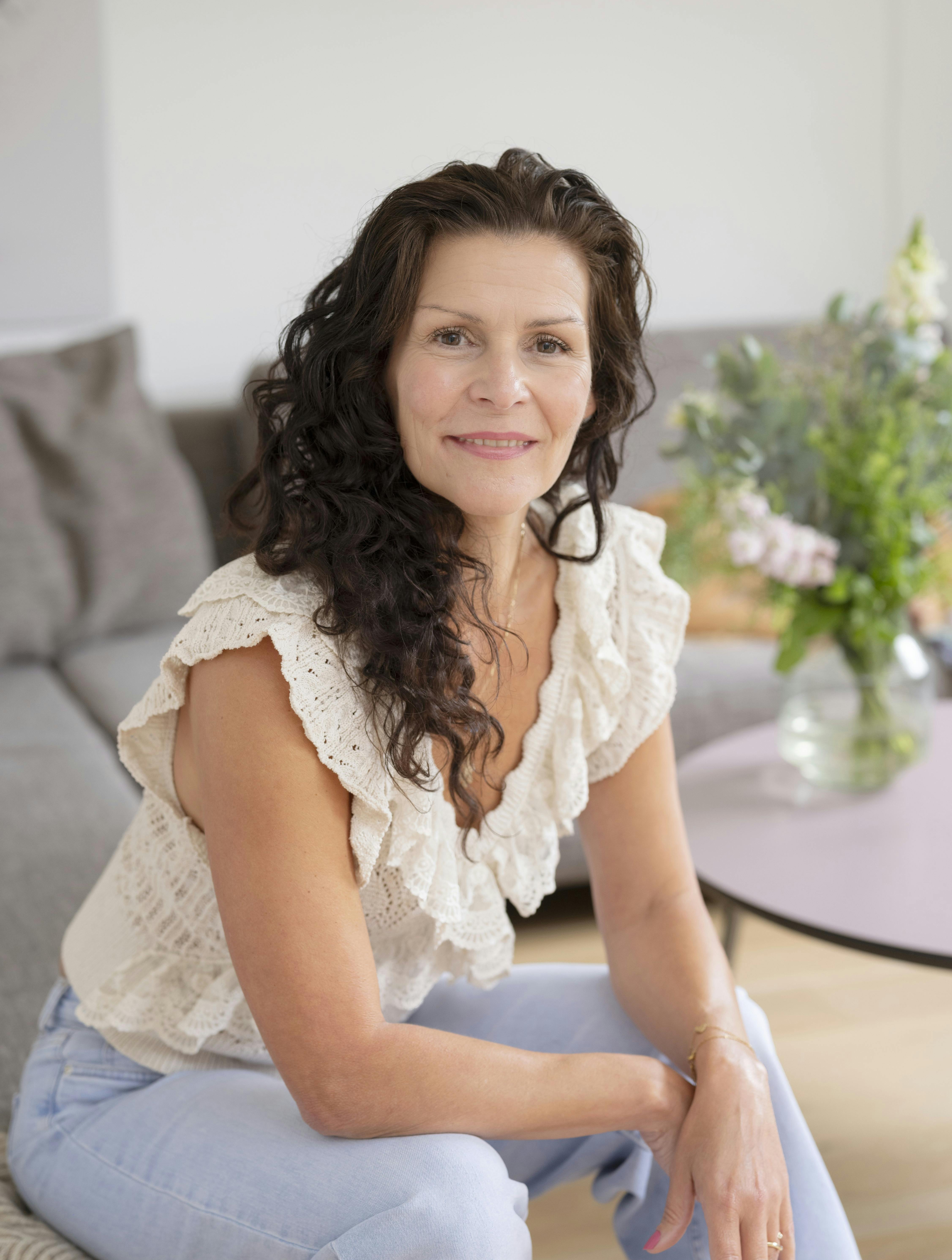 Maria Schønemann har skrevet en hudløst ærlig bog om at have en far med demenssygdom.