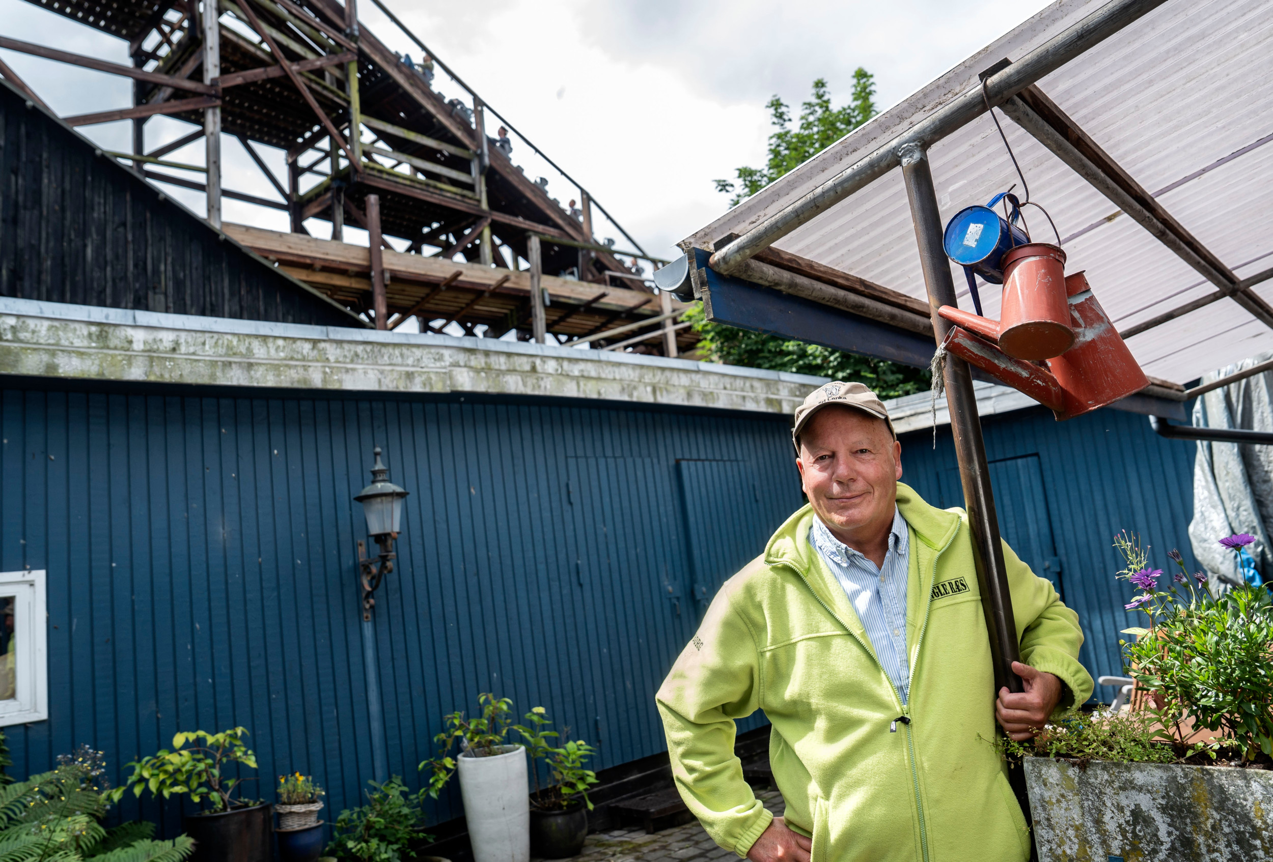 Fra sin gårdhave kan Frank vinke til de mange gæster i den gamle rutsjebane.