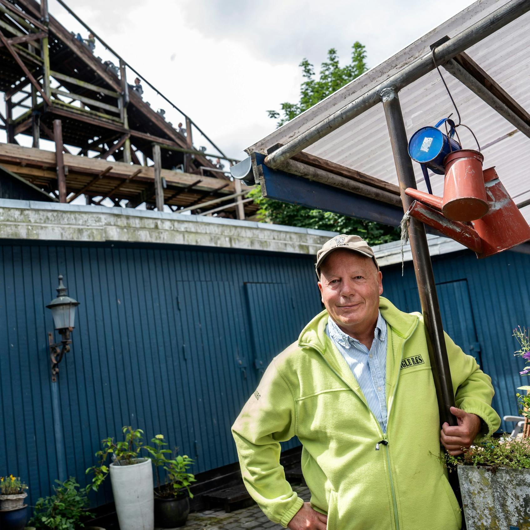 Fra sin gårdhave kan Frank vinke til de mange gæster i den gamle rutsjebane.