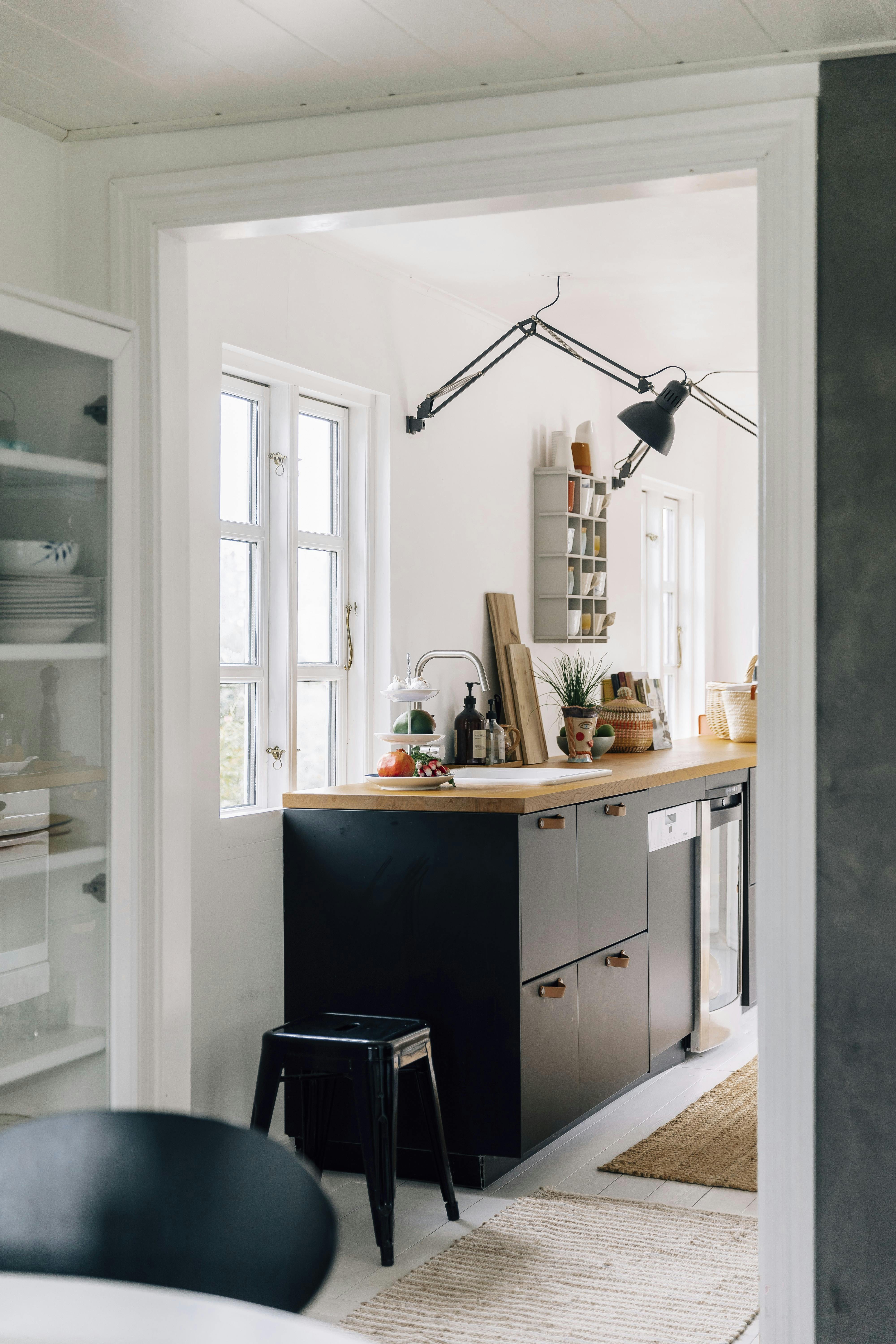 For at skabe kontrast til de hvide vægge har parret valgt et sort køkken fra Ikea.