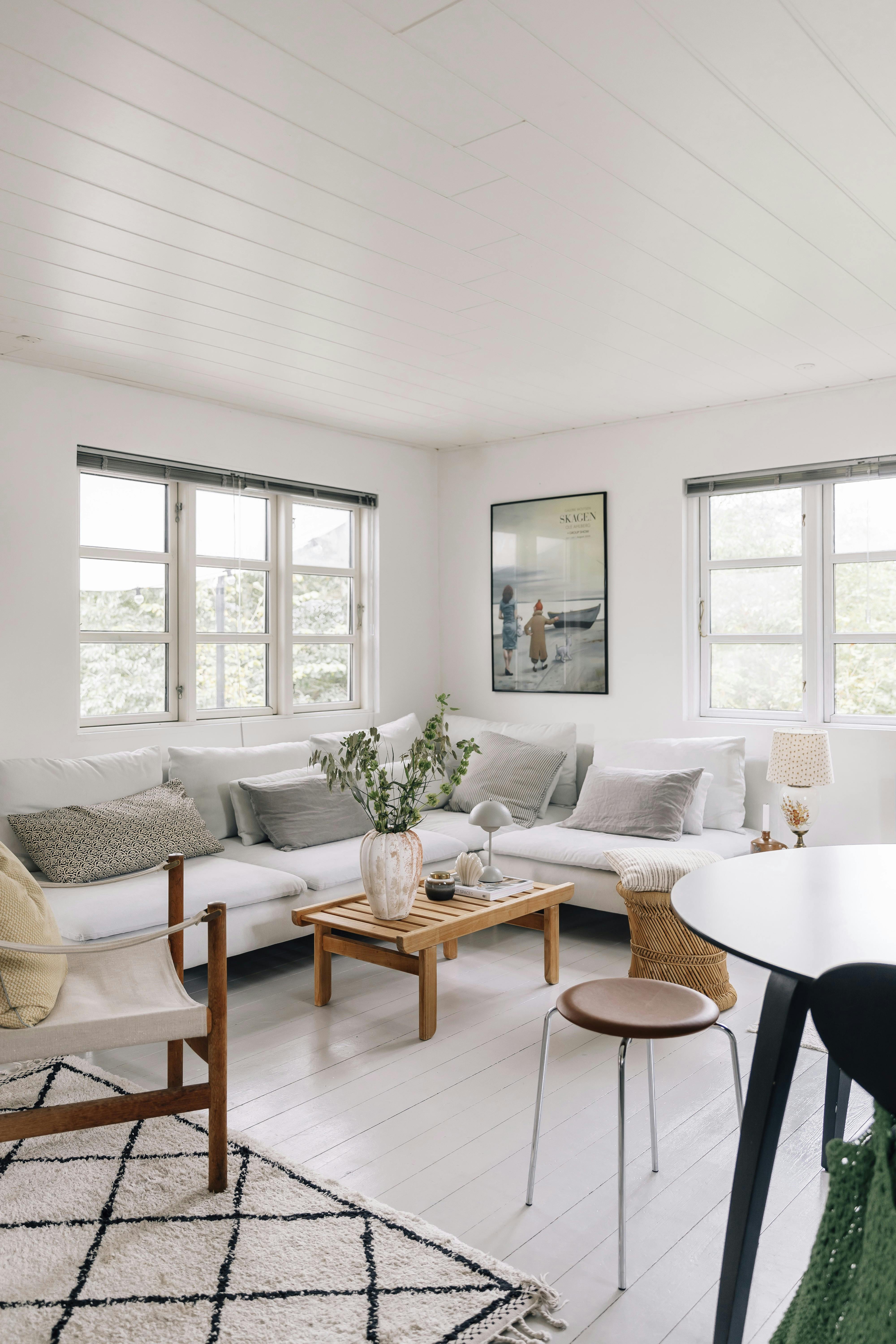 Sofaområdet er indrettet lyst og indbydende.