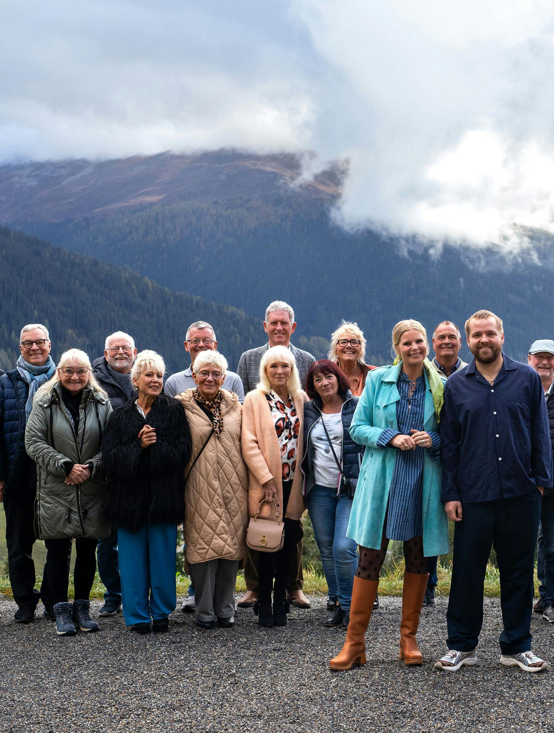 Deltagerne i første sæson af 'Hotel Romantik' samt Joakim Ingversen og Sofie Linde.