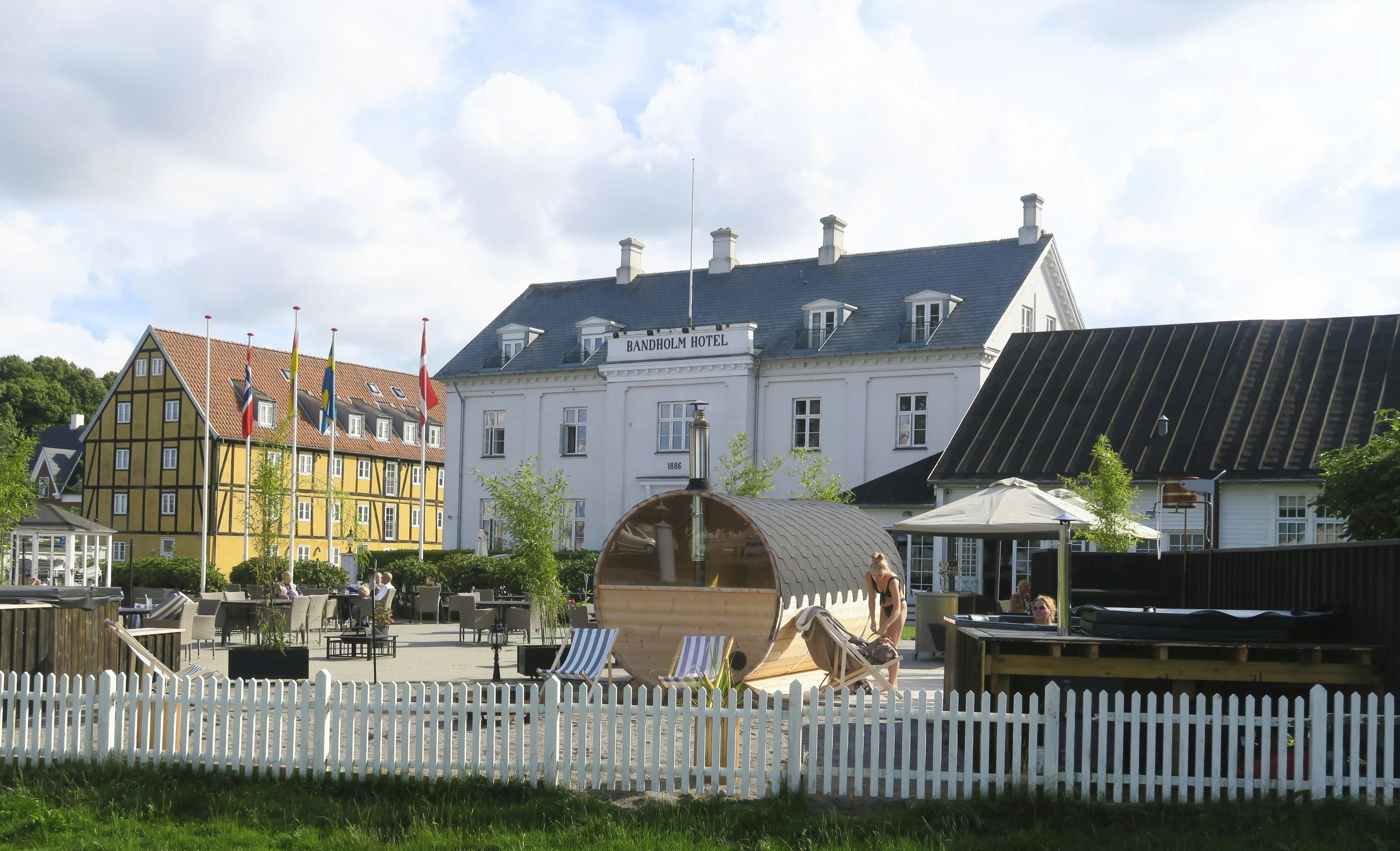 Bandholm Badehotel har senest tilføjet et nordisk bad med saunatønde og vildmarksbad. Desuden er der badestrand og adgang til badeanstalt.