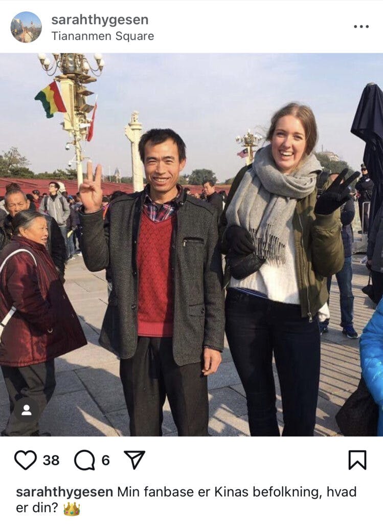 I Beijing kæmpede lokale kinesere om at få lov at tage et billede med Sarah.