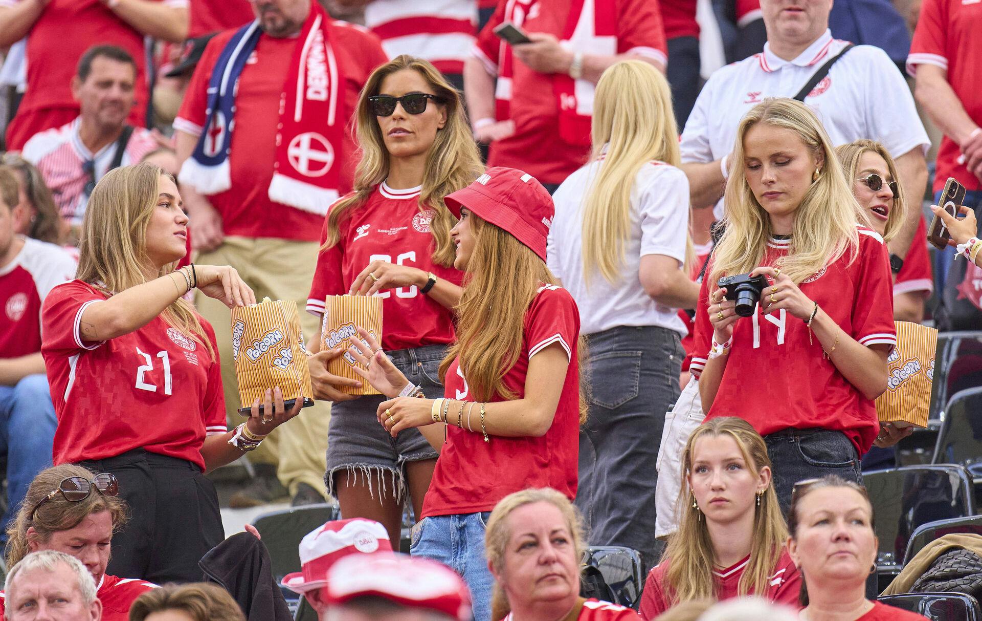 Clara (til højre) var selvfølgelig på lægterne ved EM i 2024, hvor hun på stadion hyggede med de andre landsholdkærester- og koner.