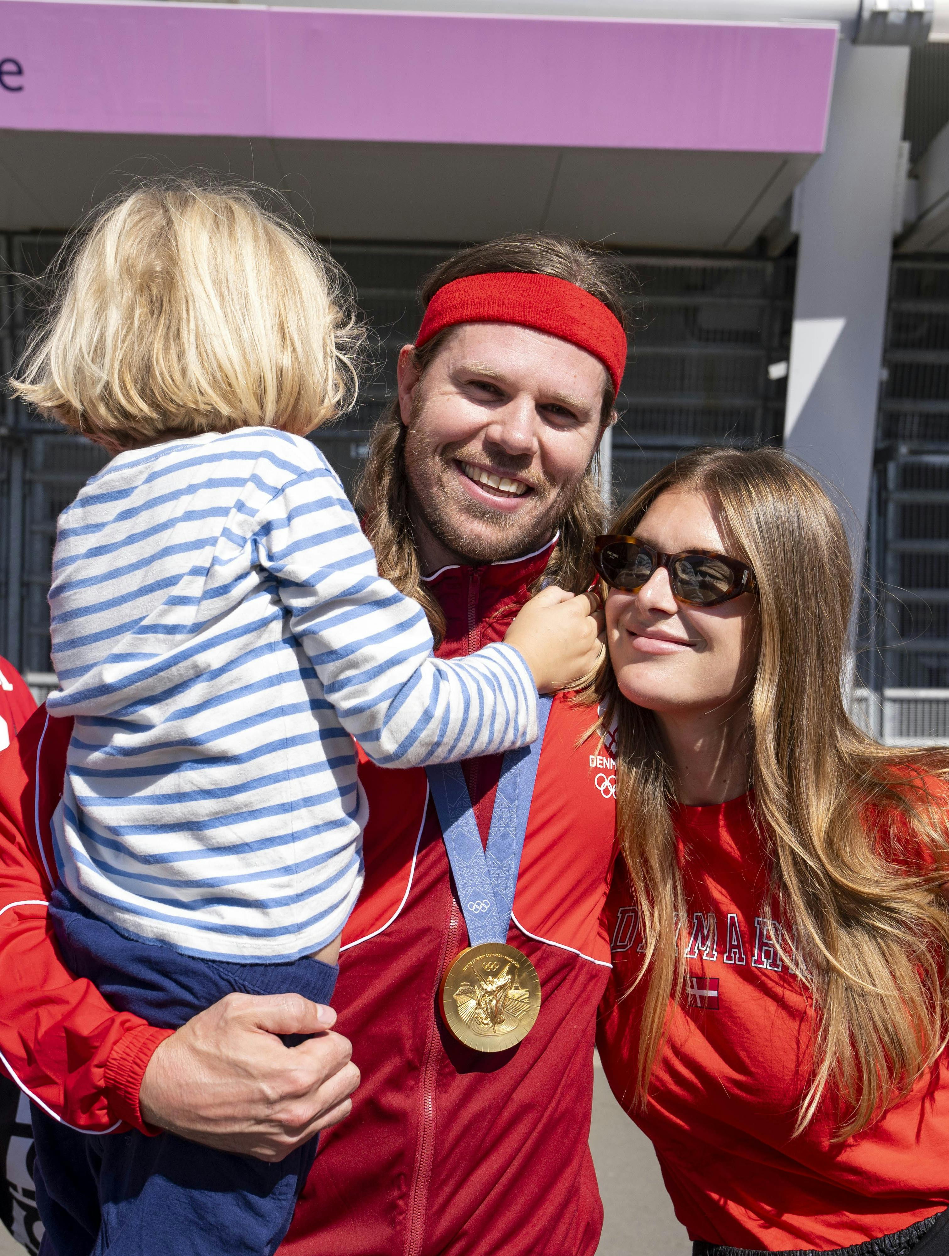 OL Paris 2024Danmark vandt OL guld.Danmark smadrer TysklandHåndboldherrernes familiemedlemmer var mødt talstærkt op i Lille i Frankrig, hvor de efter sejren over Tyskland overøste spillerne med ros og kærlighed..