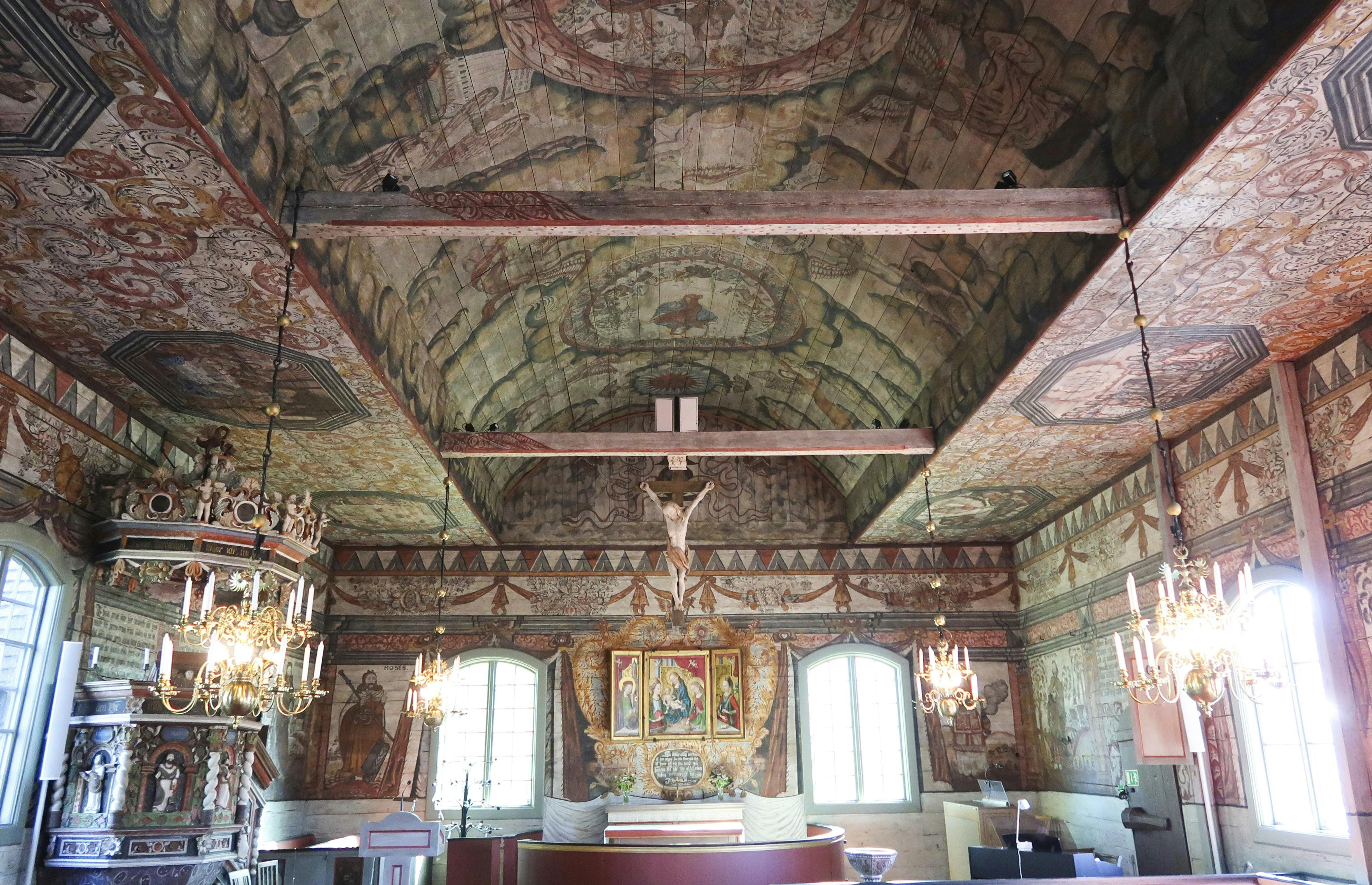 Djursdala kirke med den overvældende udsmykning.