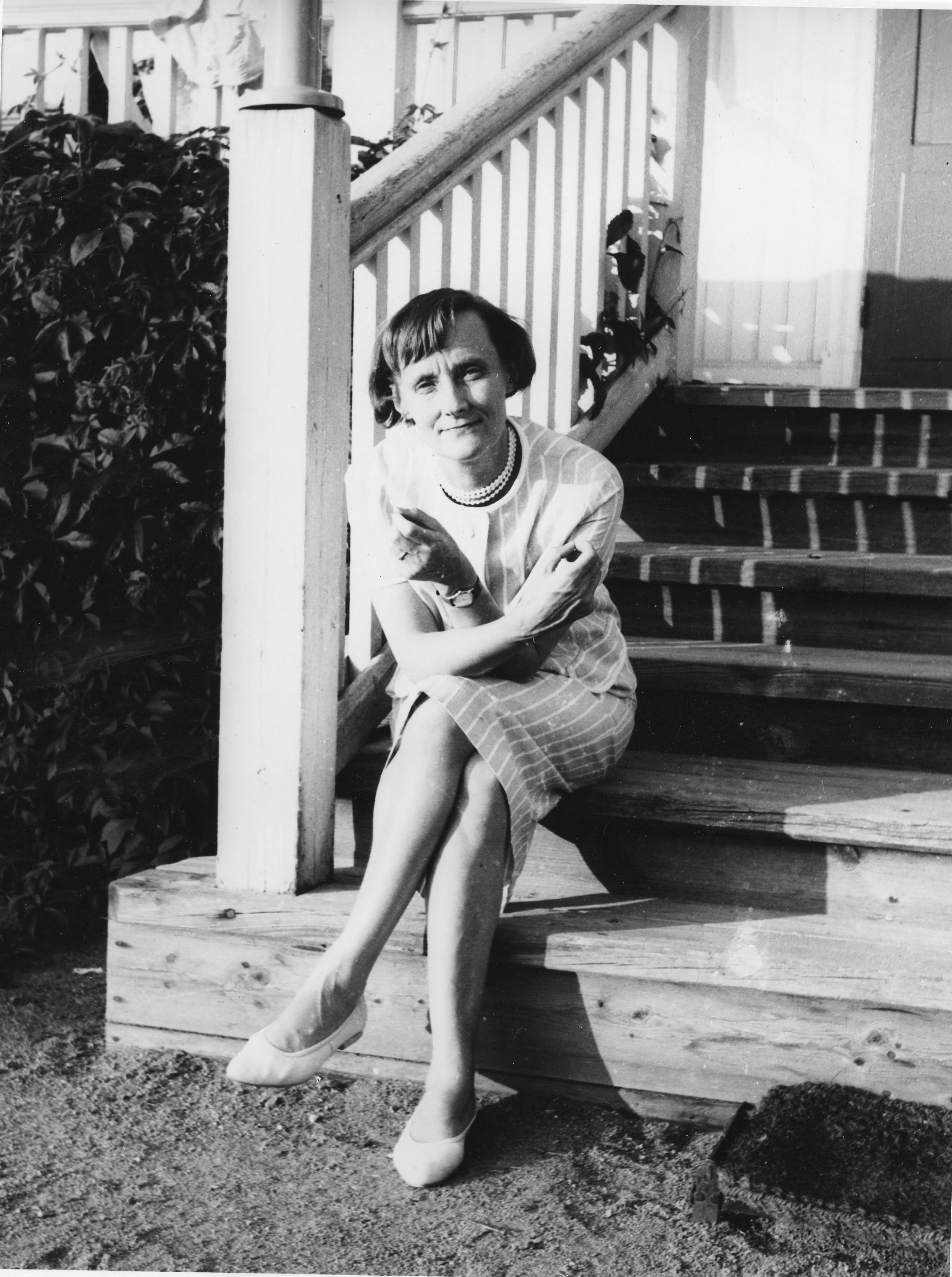 Astrid Lindgren er født og begravet i Vimmerby, og den svenske forfatter er byens livsnerve. Her på trappen til sit barndomshjem.