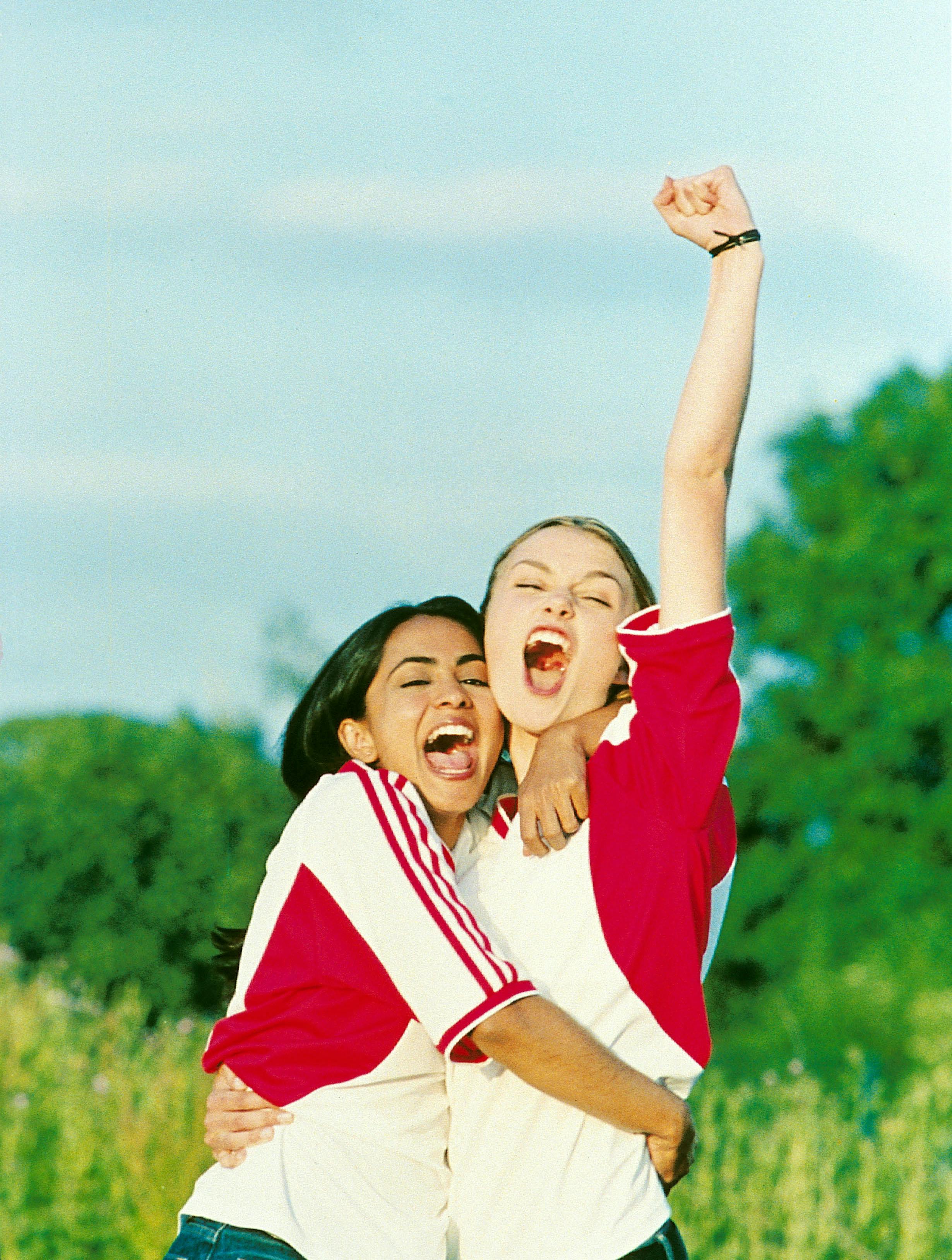 Keira Knightley og Parminder Nagra i Bend it like Beckham