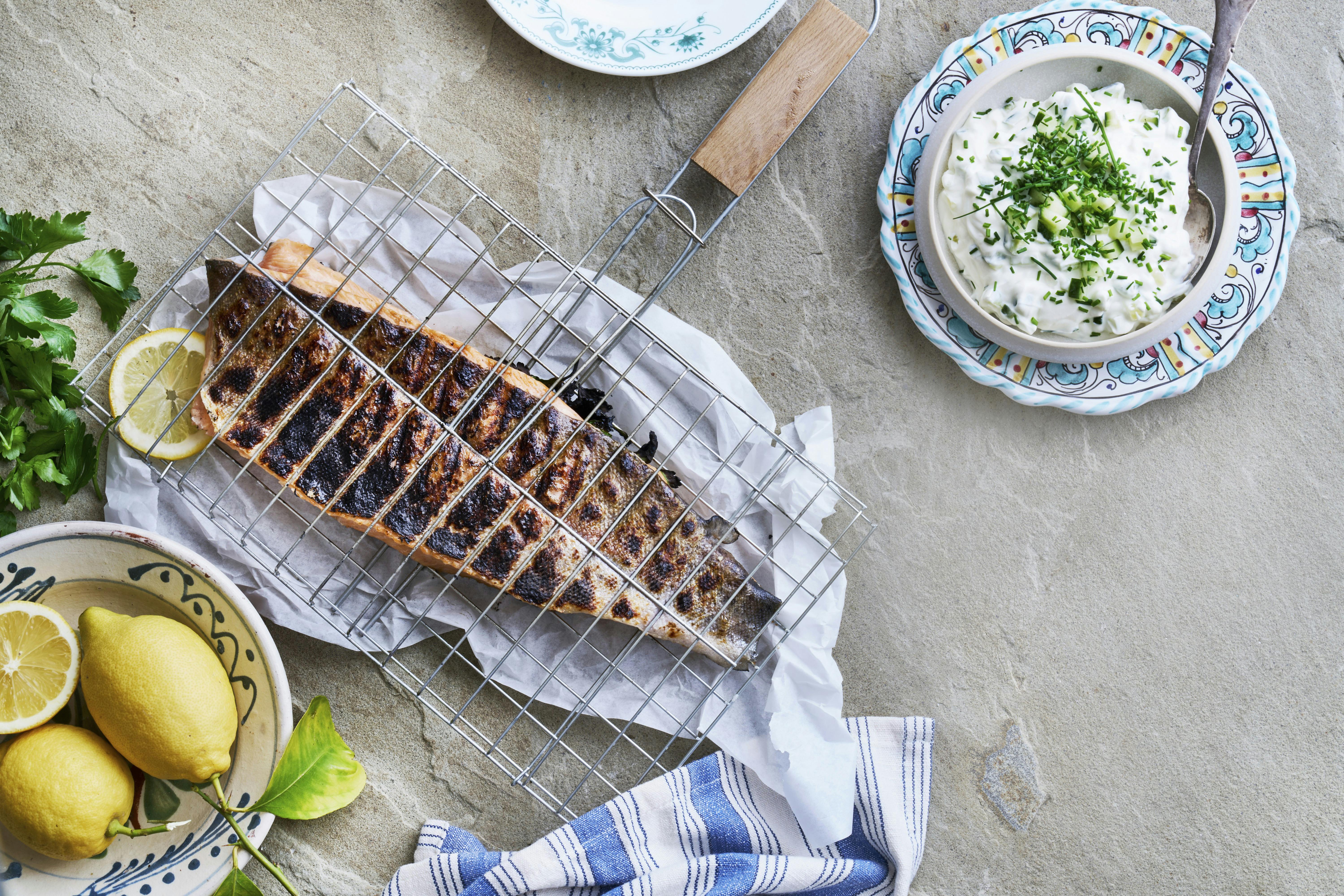 Grillet ørred med agurkecreme