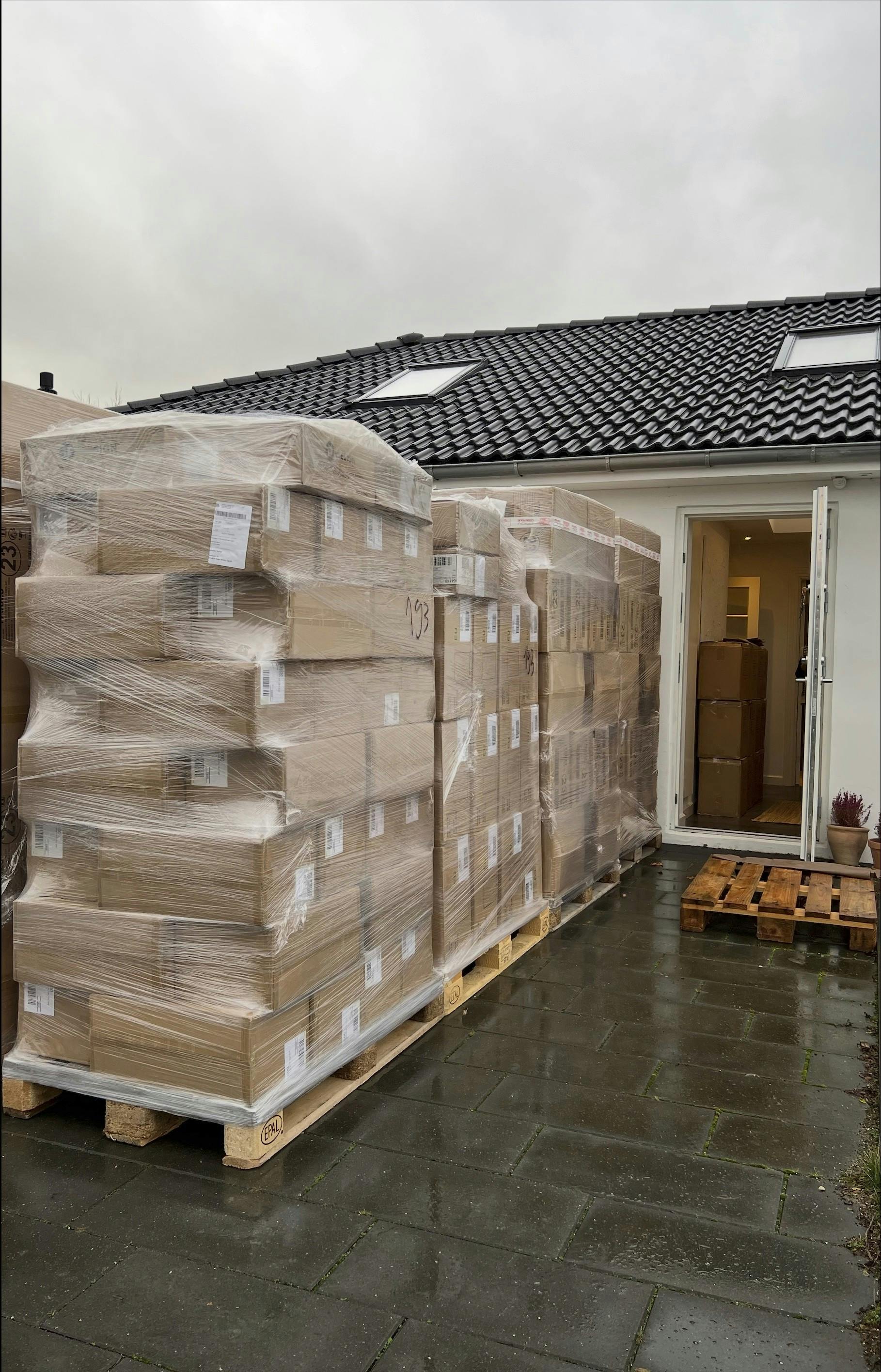 12 paller varer blev beslilt hjem til privaten, og de fyldte lidt mere, end Simone lige havde forudset.
