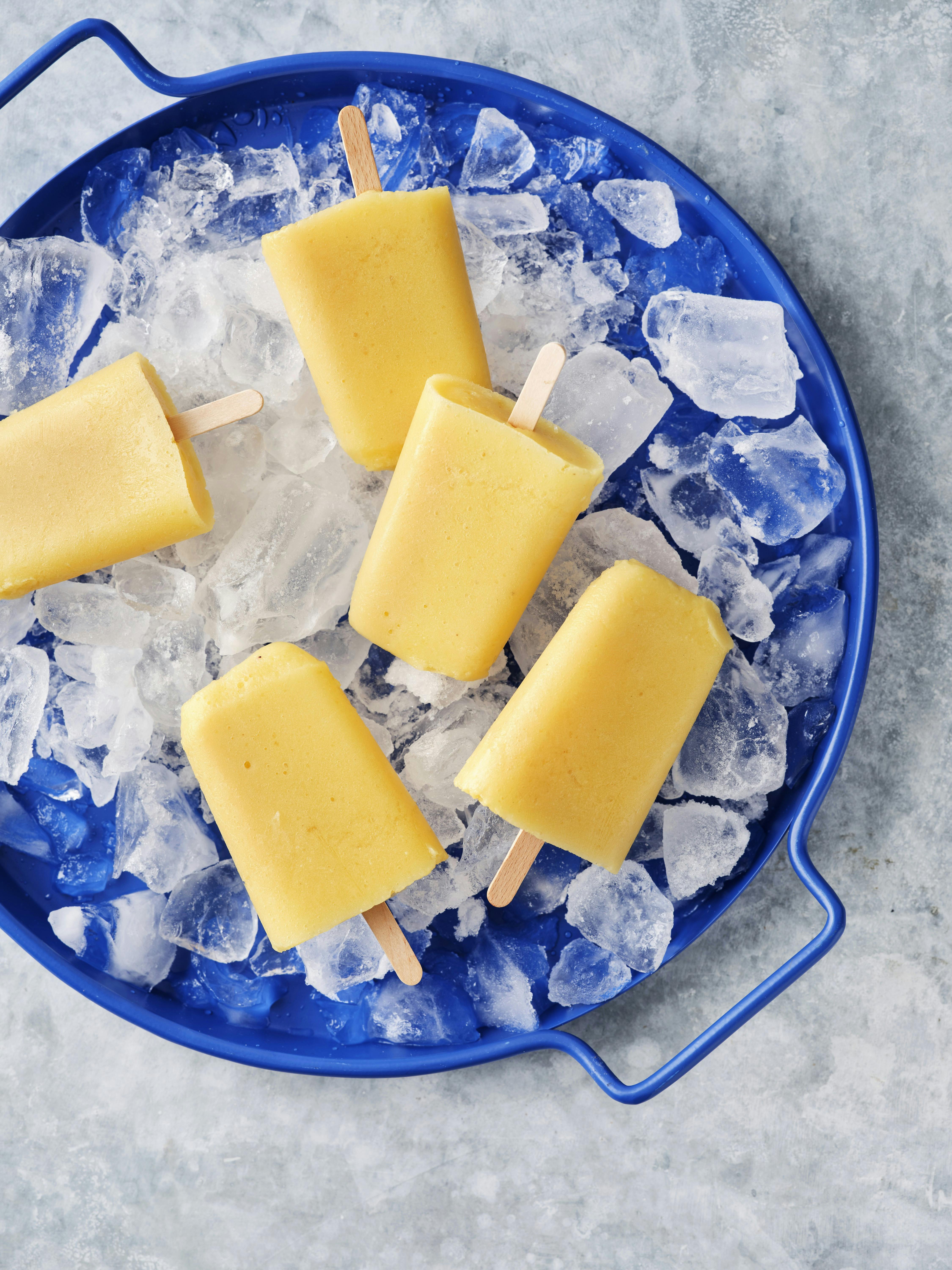 Ispinde med appelsin, banan og mango