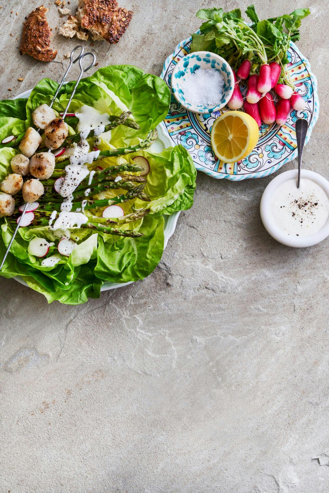 Salat med grillede kammuslinger og mormordressing.